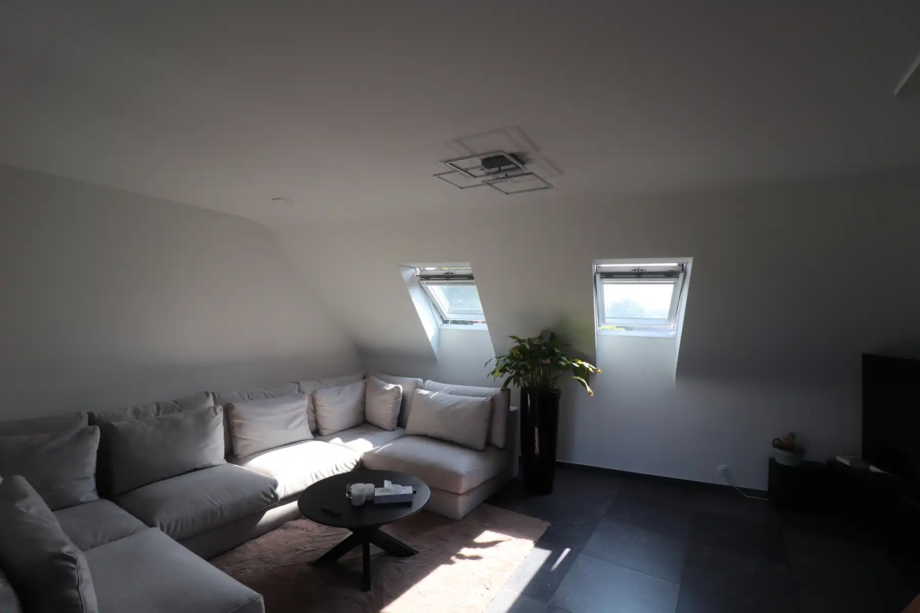 Energiezuinig (E-peil 20) appartement op de tweede verdieping met 3 slaapkamers, terras en autostaanplaats. foto 2