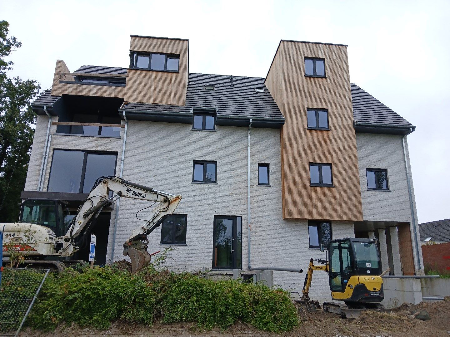 Twee nieuwbouw garages met bergingen te koop in rustige residentie te Beernem. foto 1