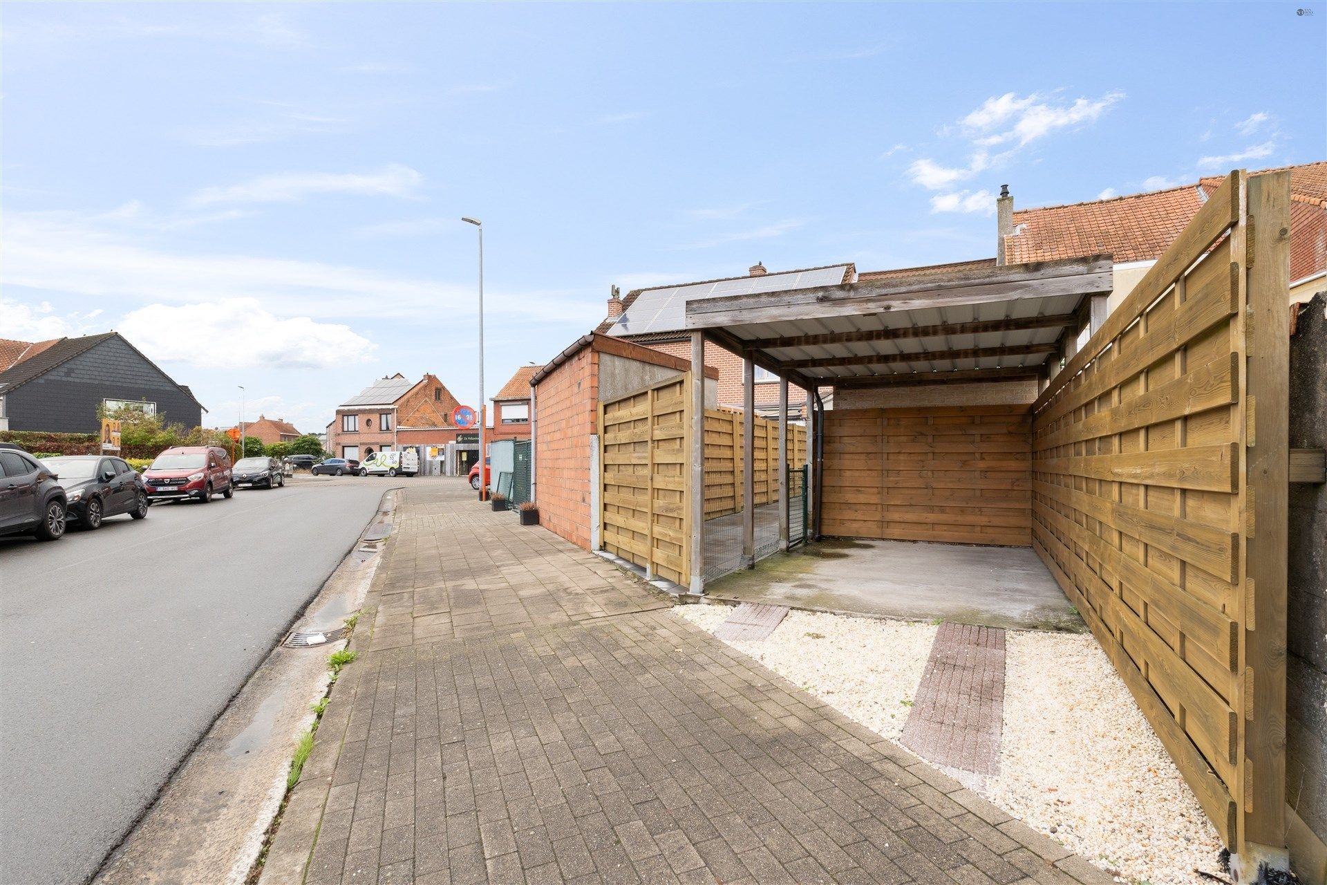 Verzorgde rijwoning met carport foto 16