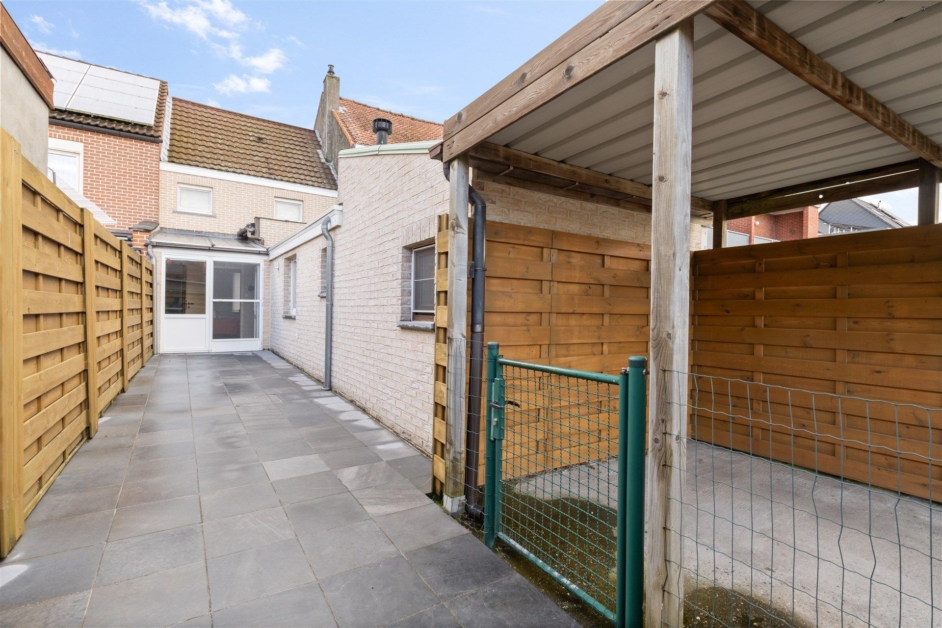 Verzorgde rijwoning met carport foto 16