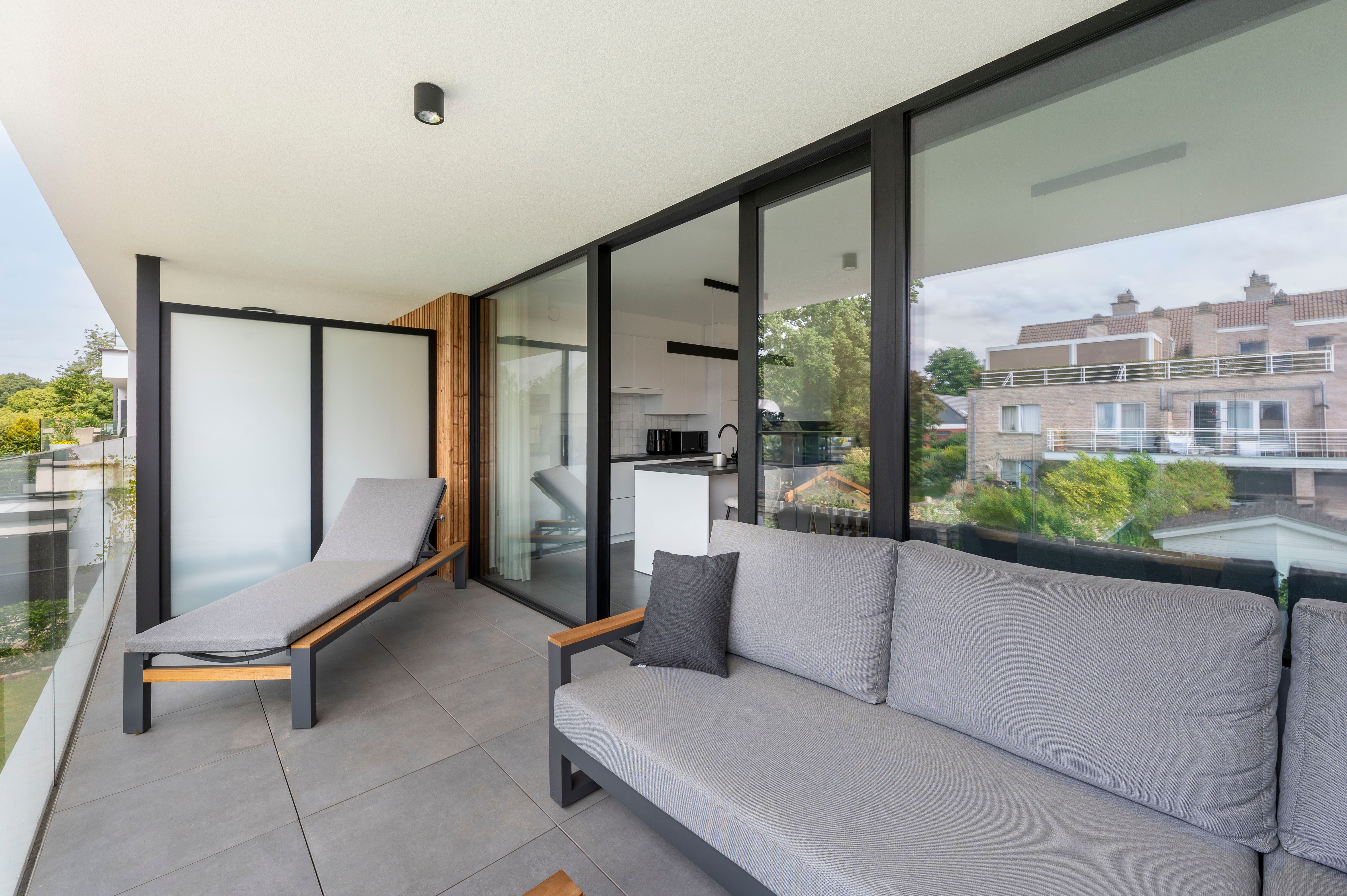 Instapklaar nieuwbouwappartement met 2 staanplaatsen en kelderberging in Brecht! foto 12