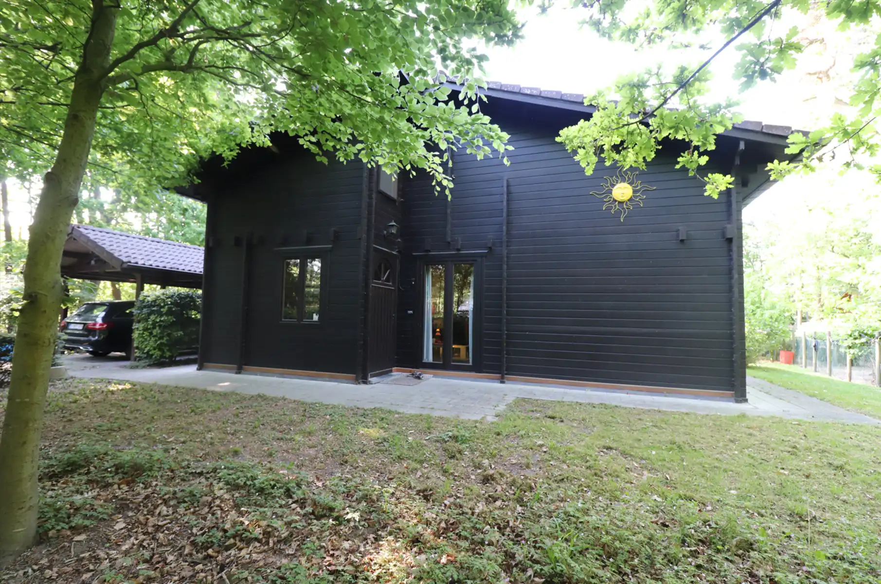 Een weekendverblijf met verdieping en met terras, carport en tuin. foto {{pictureIndex}}