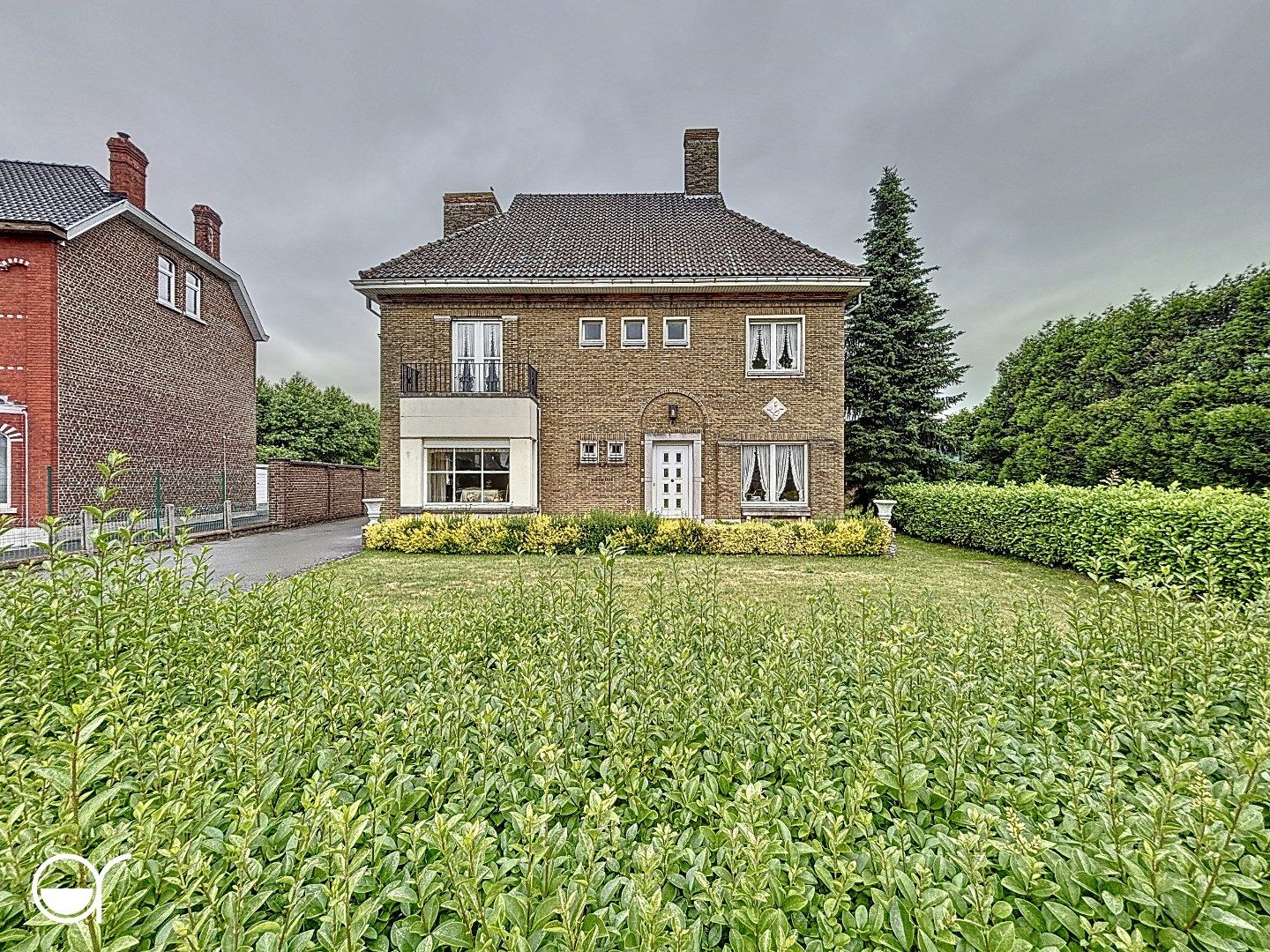Te renoveren woning met magazijn, tuinhuis en dubbele garage foto 3
