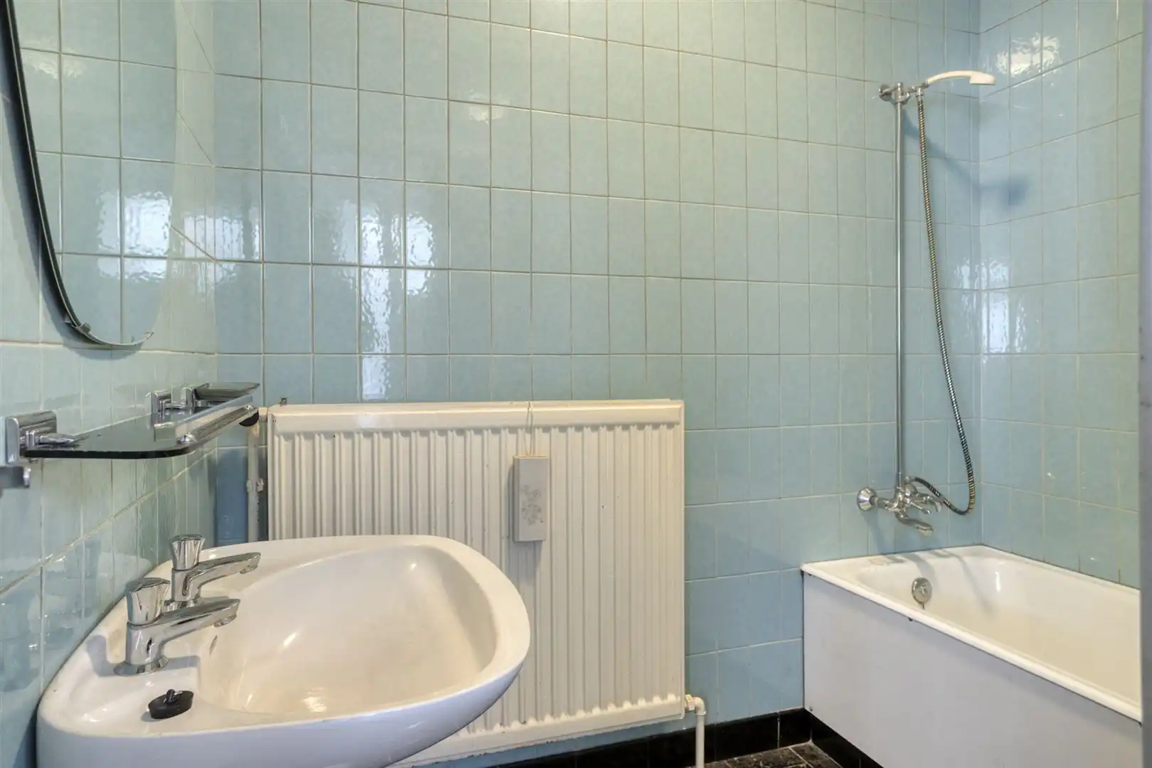 Te renoveren woning gelegen aan het plein in Kaprijke ! foto 8