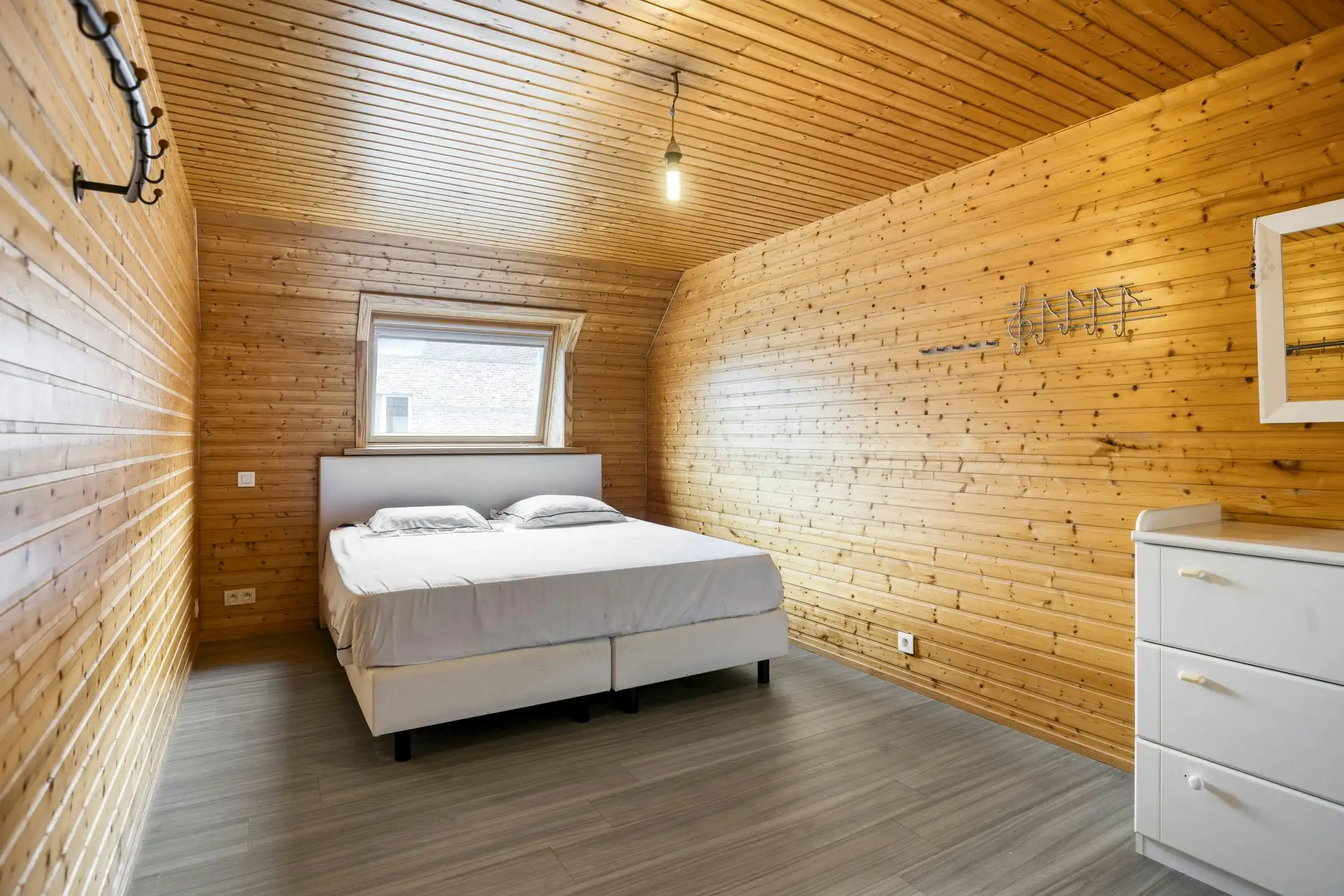 Gezinswoning met 4 slaapkamers en garage te koop in Stasegem!  foto 8