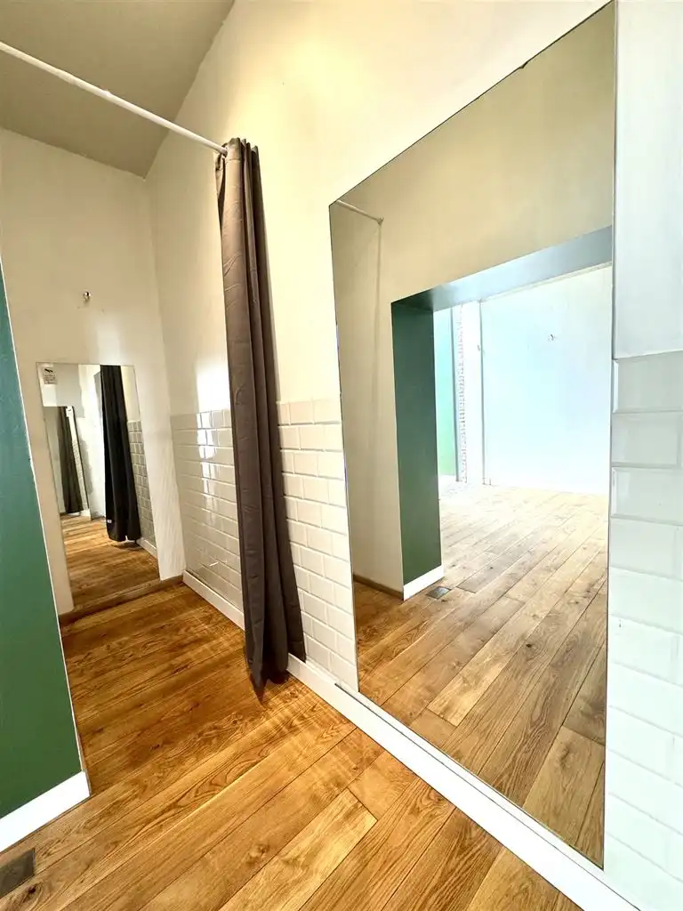 Karaktervolle handelsruimte met diverse mogelijkheden in hartje Maaseik  foto 8