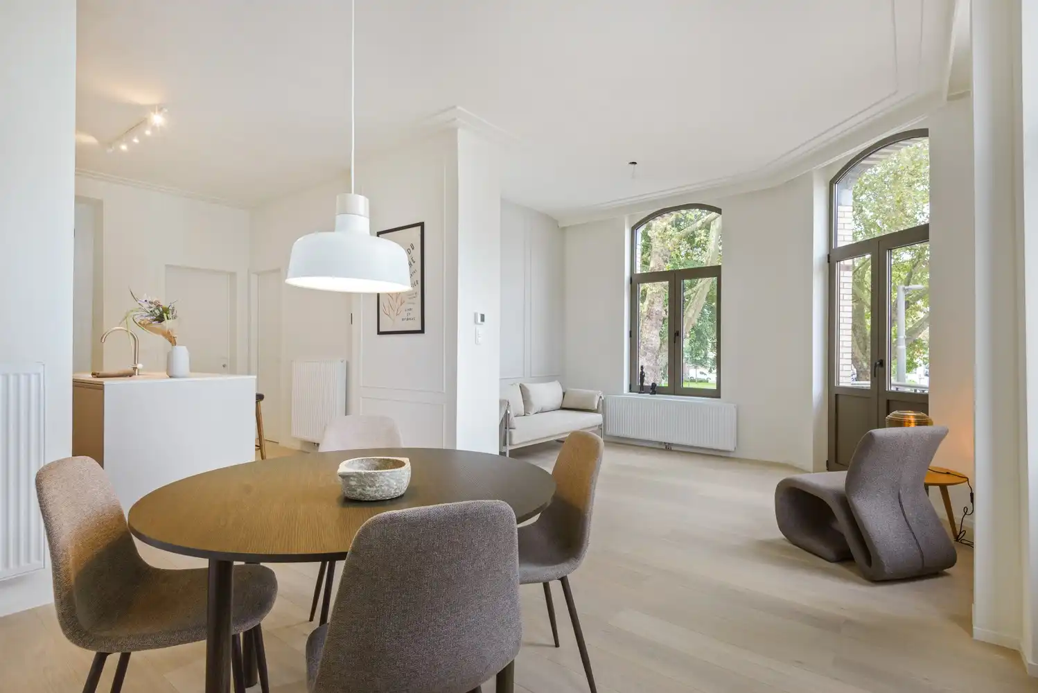 Gerenoveerd appartement met 2 slaapkamers , buitenruimte en groen zicht foto 2