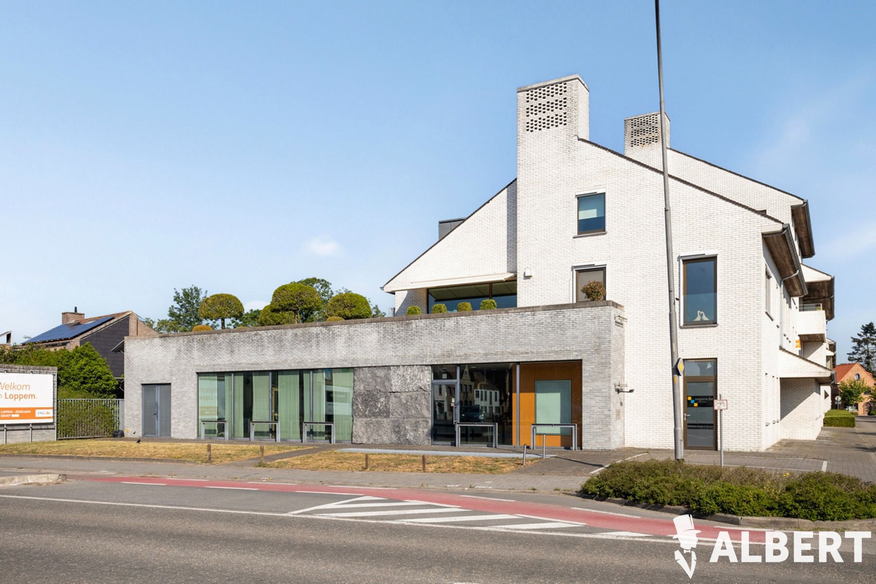 Multifunctioneel gebouw met ruime parkeermogelijkheden te koop in hartje Loppem. foto 4