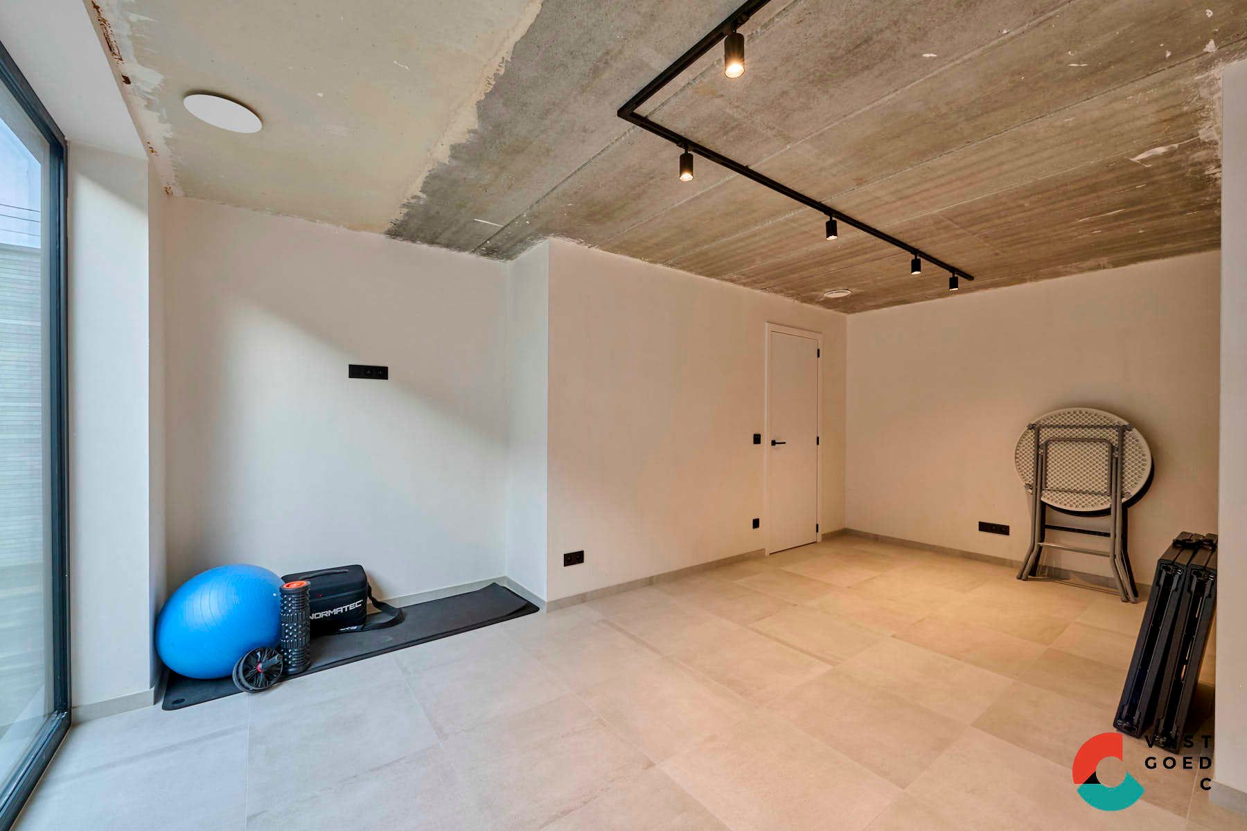 Moderne villa met zwembad op een knap perceel van 16 are. foto 21