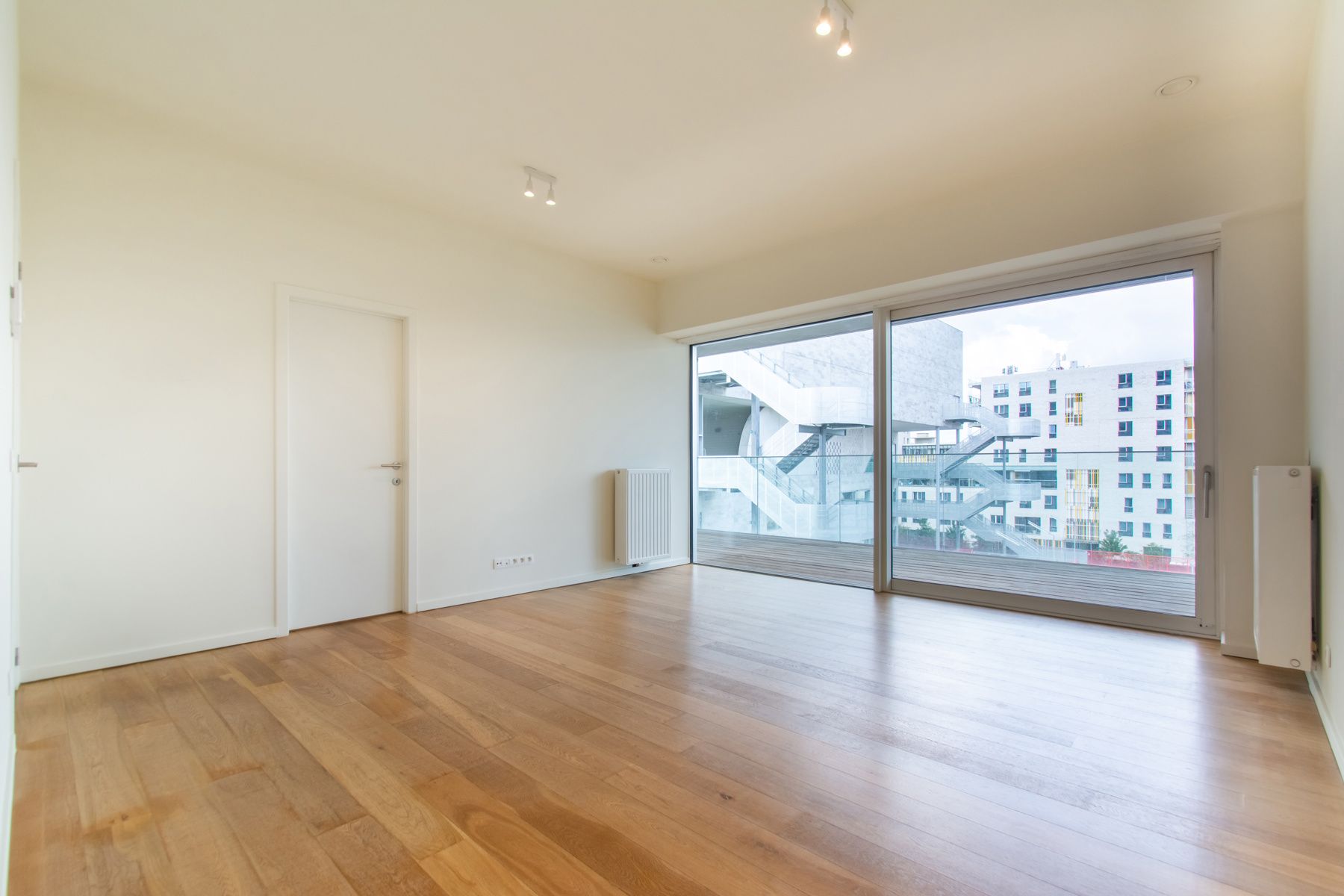 Ongemeubeld 1 slaapkamer app. met mooi terrras foto 2
