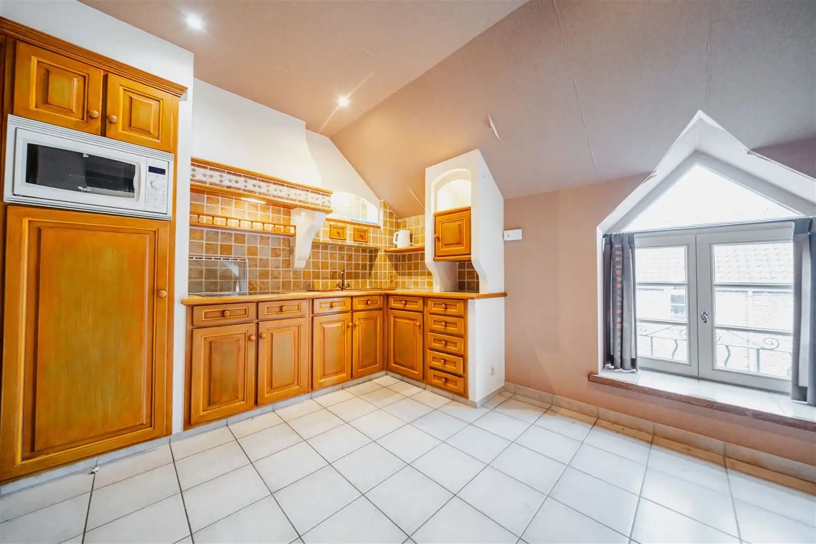 Handelscomplex met appartement in centrum Landen foto 14