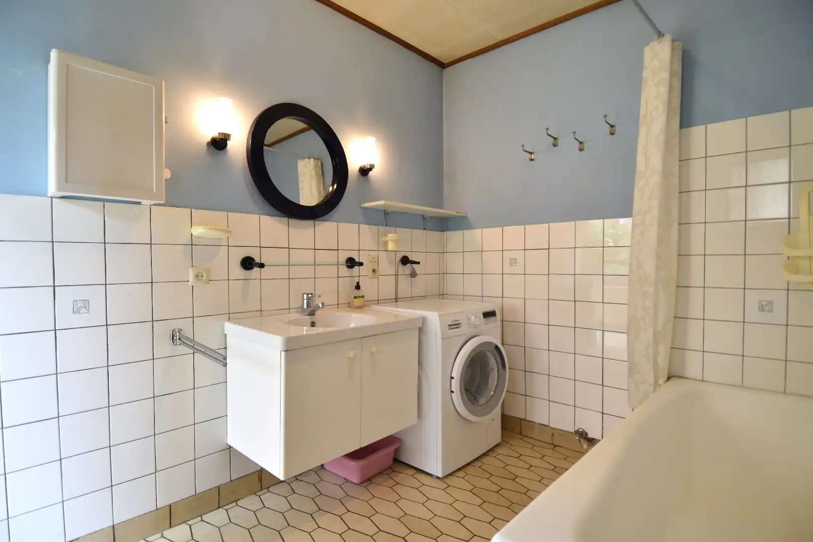 Rustig gelegen gezinswoning met 4 slaapkamers, garage en tuin te koop in Gullegem foto 6