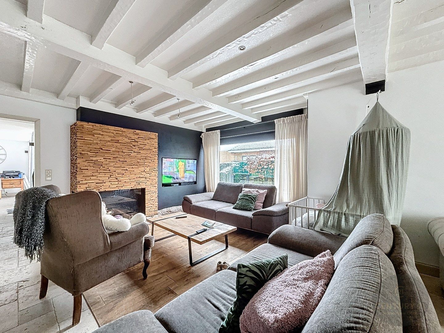 RUIME WONING met LOODS en WERKPLAATS foto 2
