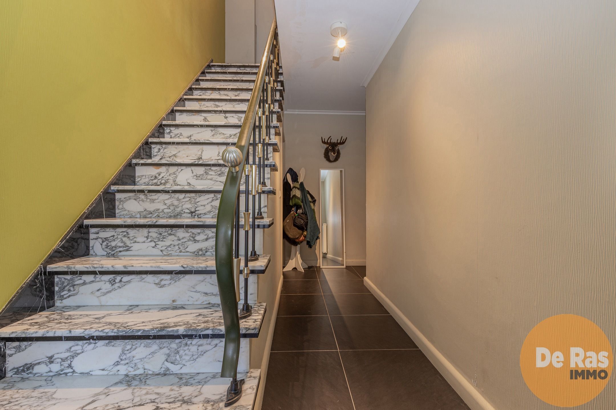 HILLEGEM - Stevige halfopen bebouwing op een rustige locatie foto 7