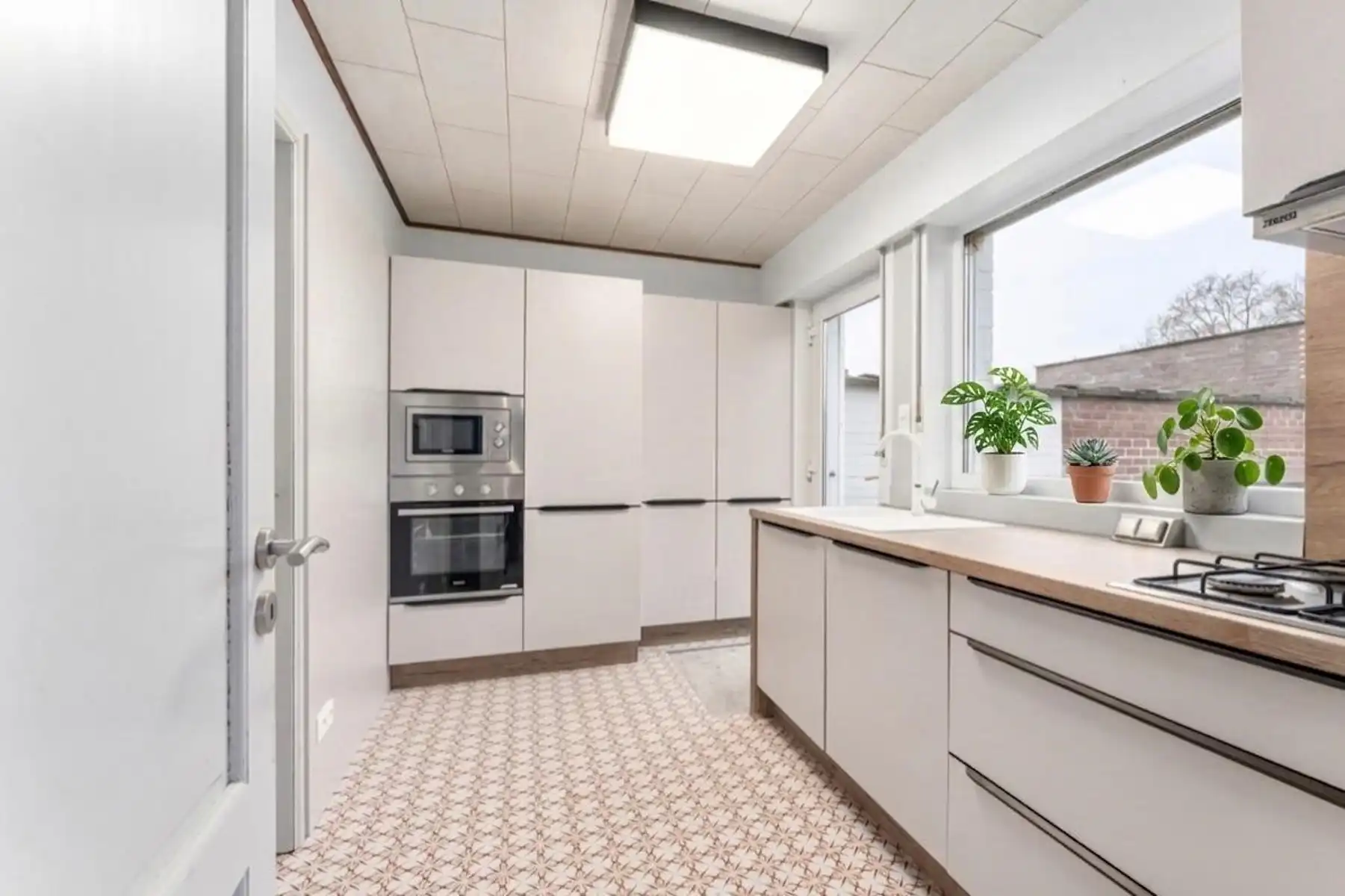 Rustig gelegen woning met garage en tuin foto 10