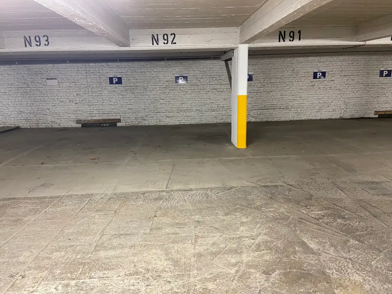 3 overdekte staanplaatsen op de Livornostraat in Sint Gillis foto {{pictureIndex}}