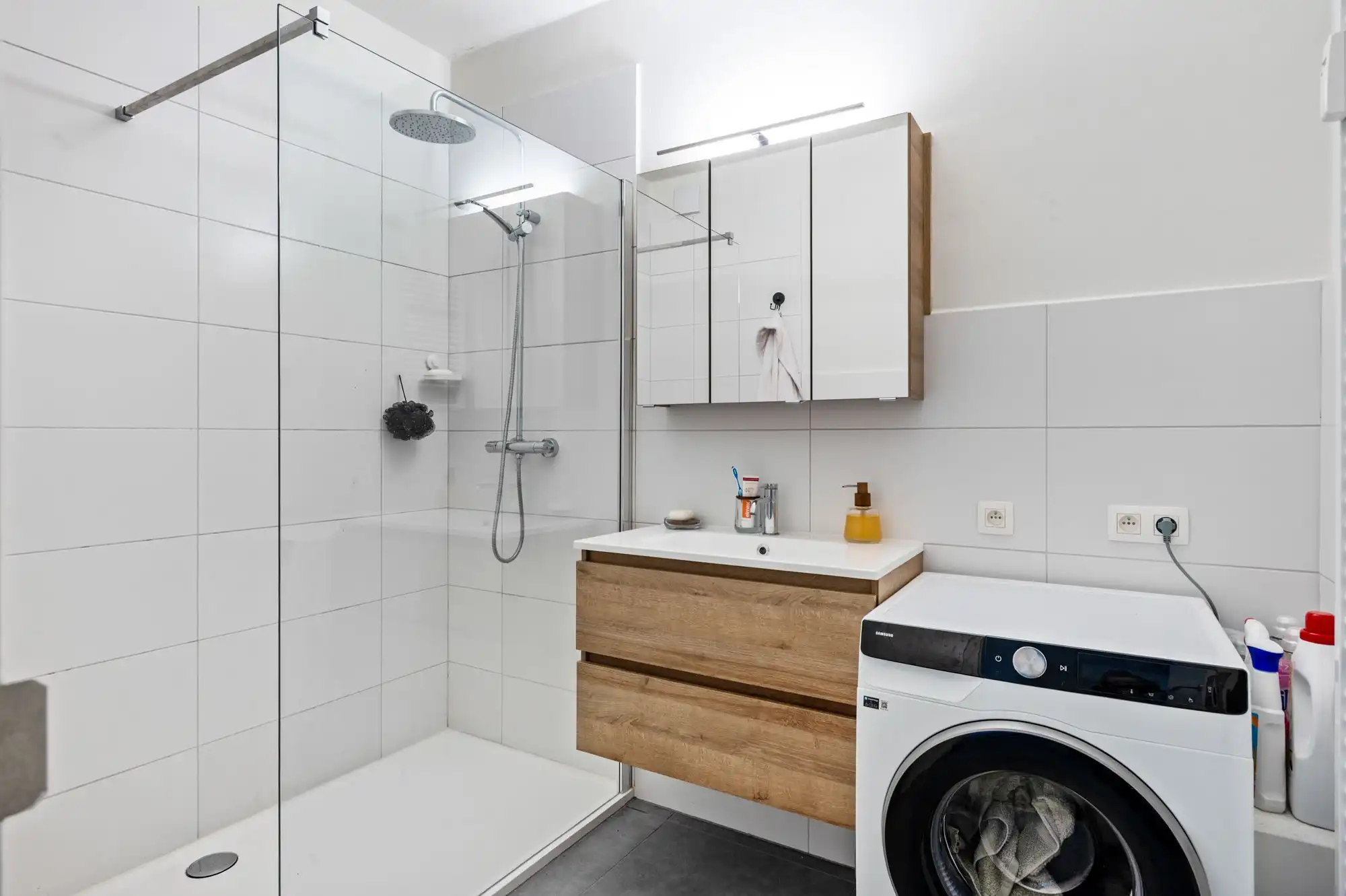 Volledig gerenoveerd 2-slaapkamerappartement met terras, garagebox en groen uitzicht! foto 9