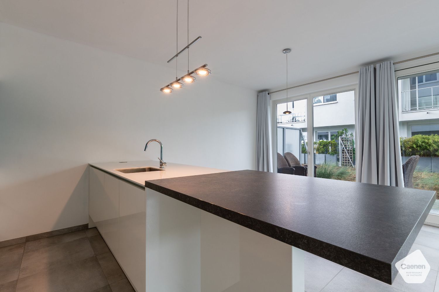 Zeer recent gelijkvloers appartement met 2 slaapkamers foto 5