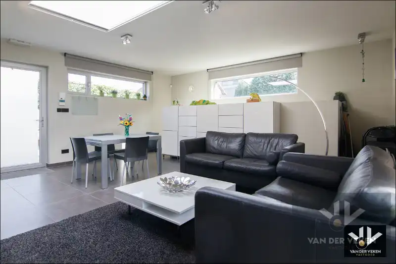 Knap afgewerkte, energiezuinige en ruime woning met vier slaapkamers, guesthouse/praktijkruimte op een centrale (maar toch bosrijke!) locatie te As foto 29