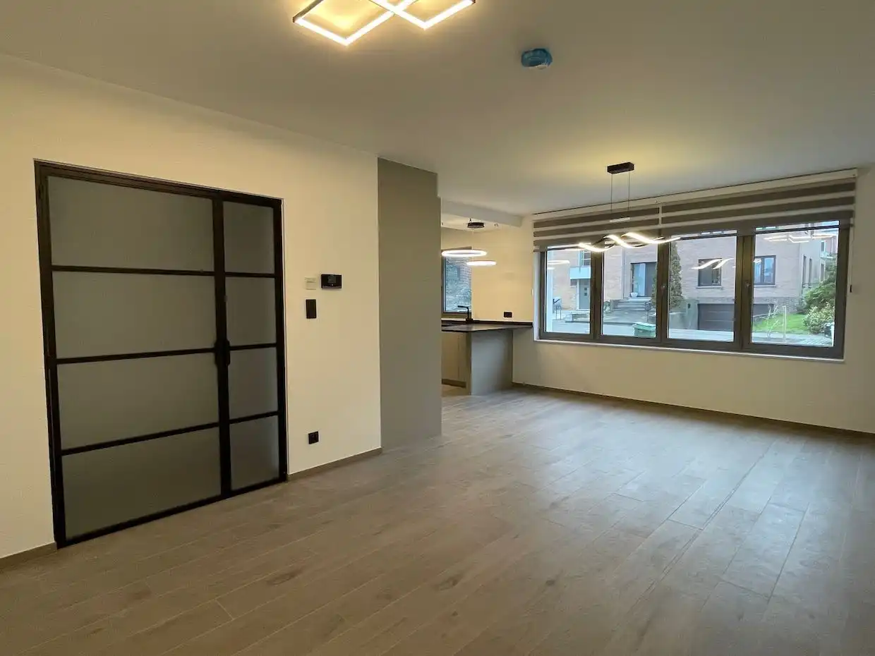Prachtig afgewerkt en energetisch gerenoveerd gelijkvloers appartement op topligging met grote garagebox foto 3