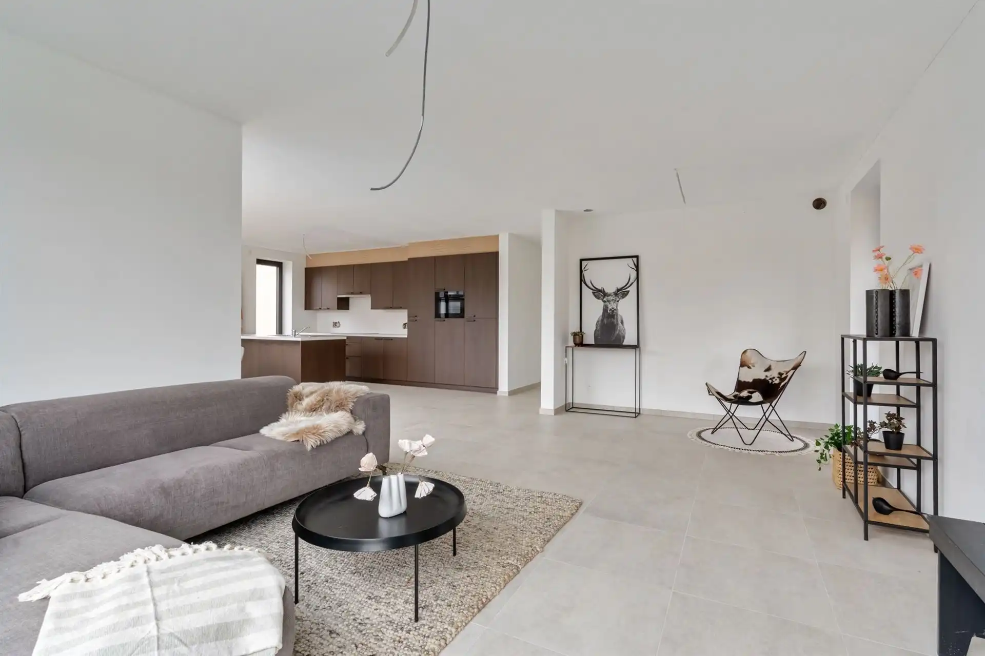 Gelijkvloerse woning met carport en tuin. foto {{pictureIndex}}