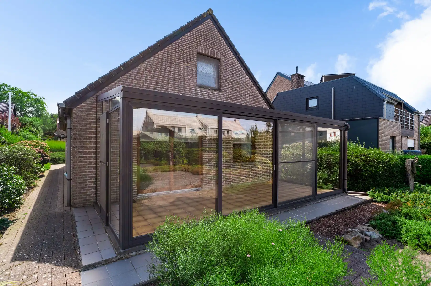 Charmante houten woning met 3 slaapkamers, ruime veranda, garage en tuin in Ranst foto 10