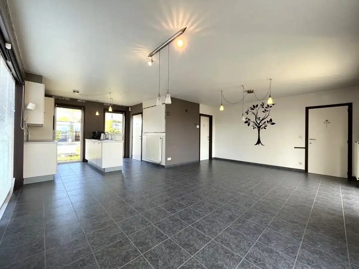 Oostnieuwkerke – Woning met 3 slaapkamers, tuin en carport foto 3