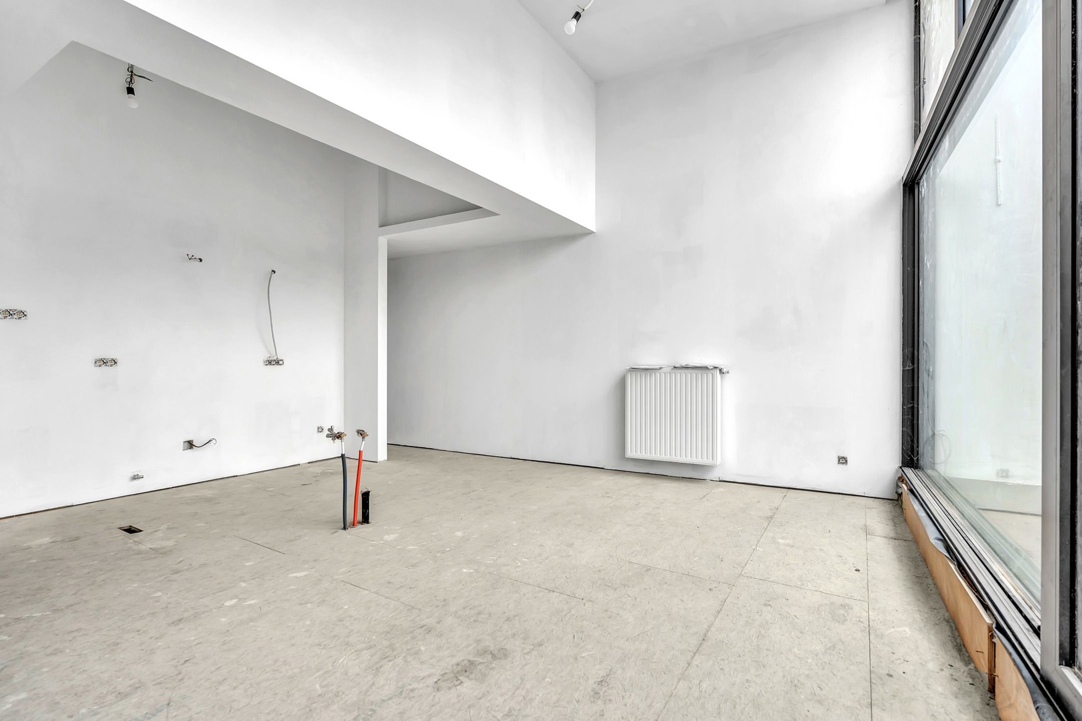 Goed gelegen opslagplaats met ruim af te werken appartement foto 8