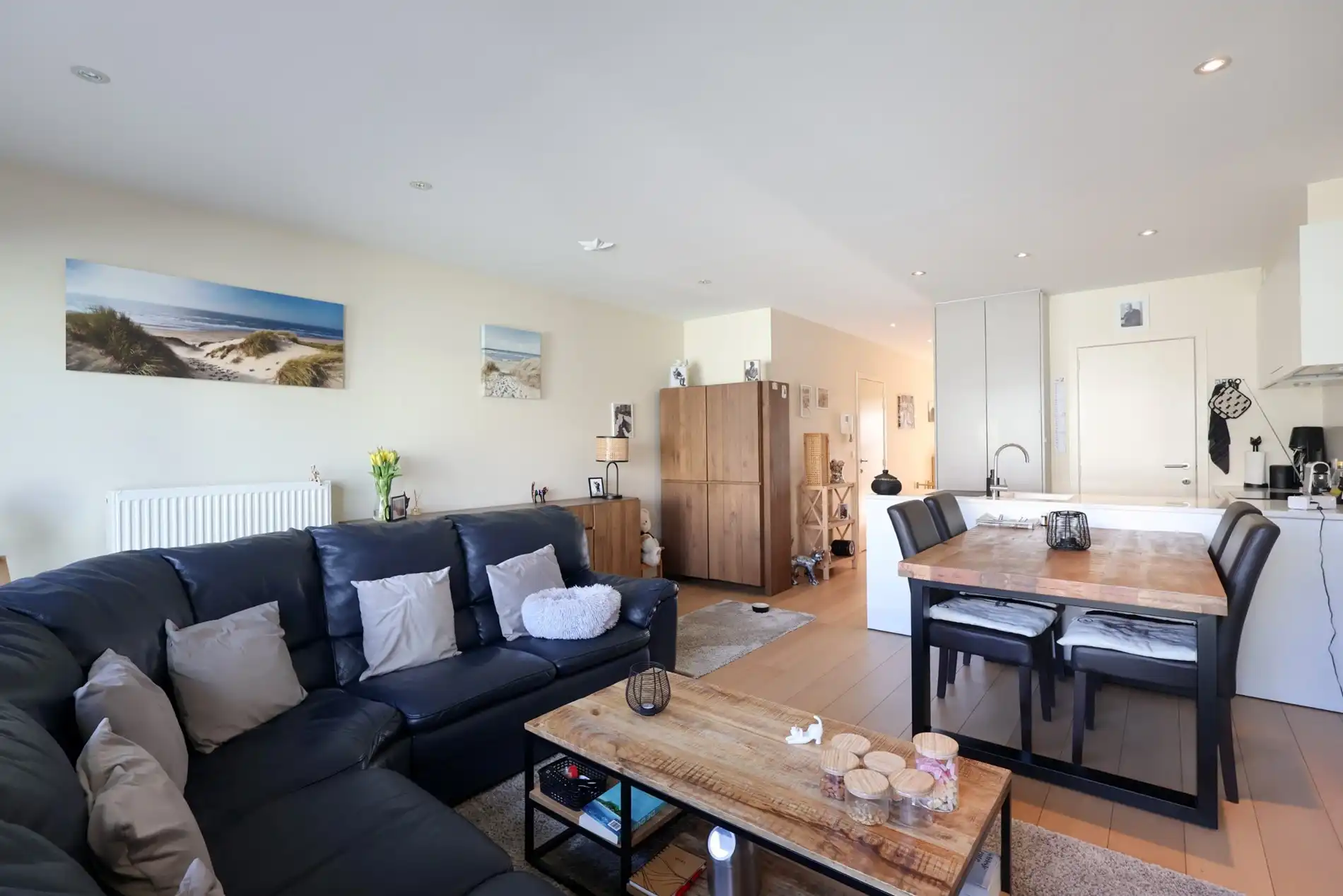 Modern appartement met 2 slaapkamers en parking te Oostduinkerke foto {{pictureIndex}}