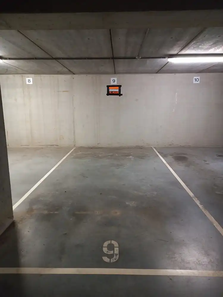 Autostaanplaats in appartementsgebouw – €75/maand foto {{pictureIndex}}
