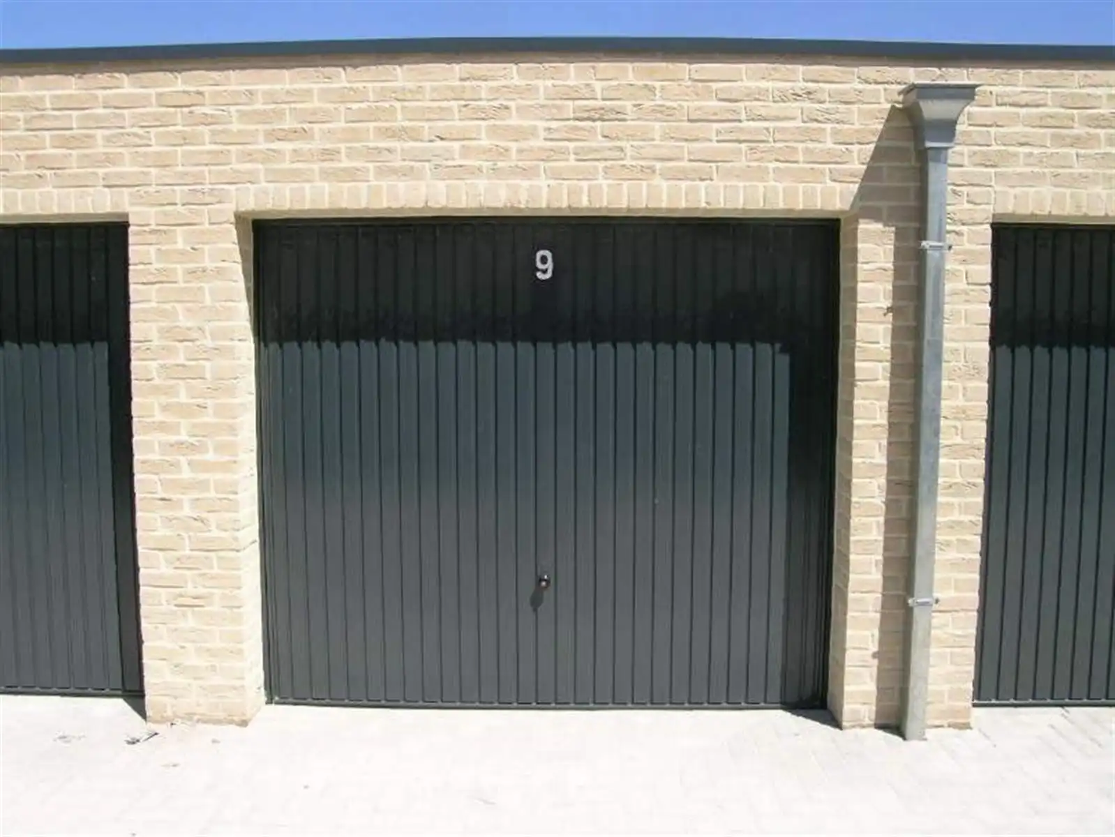 Garage achter de appartementen te MERKSPLAS, Steenweg op Turnhout 3 - 5  - 7 foto 2
