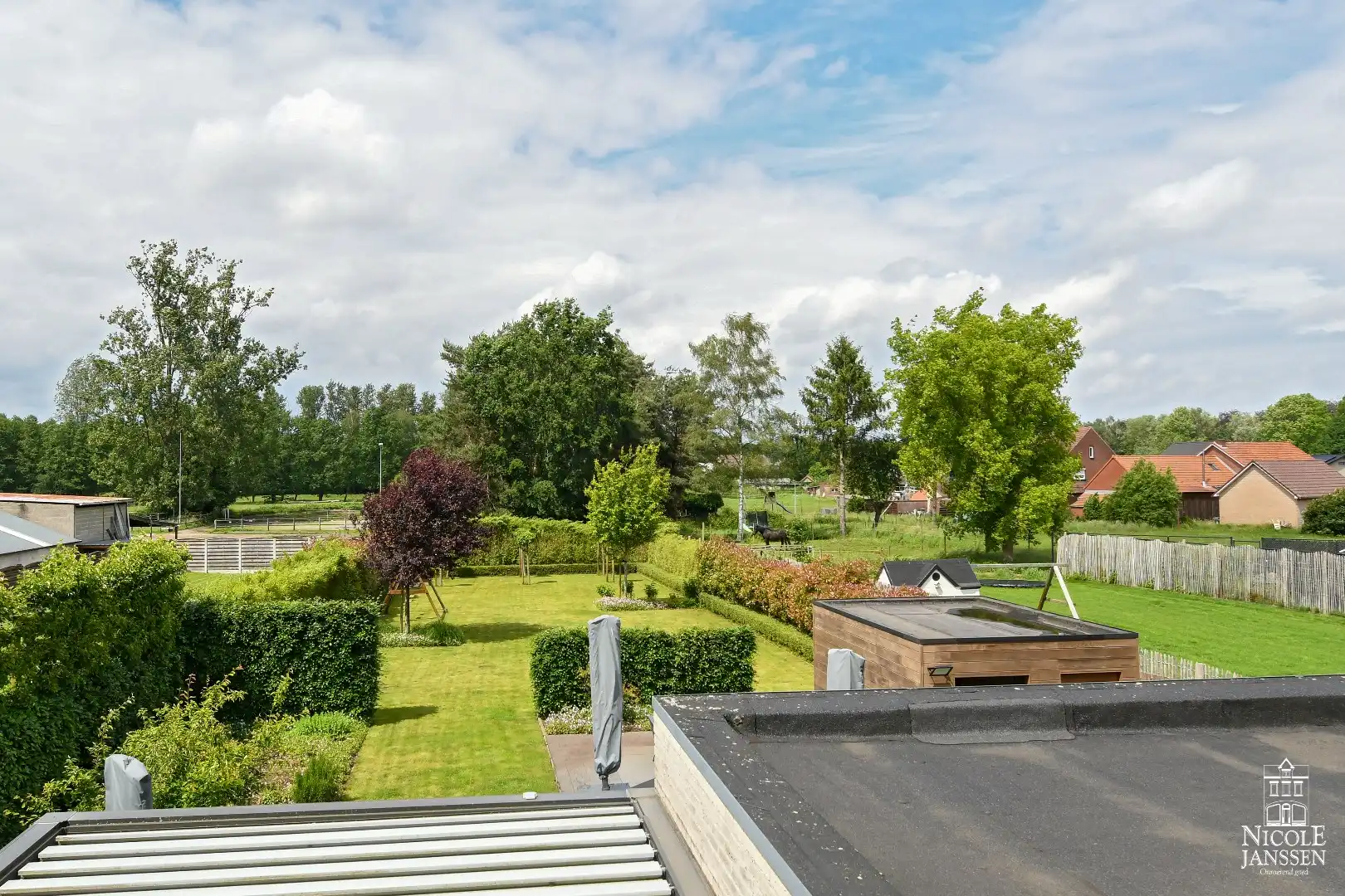 Instapklare goed onderhouden gezinswoning met mooie tuin met gezellig overdekt terras foto 3