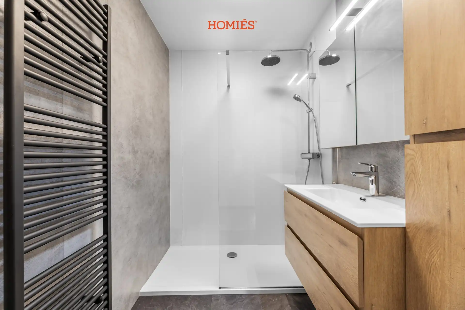 Instapklaar en vernieuwd 2-slaapkamerappartement met garage foto 6
