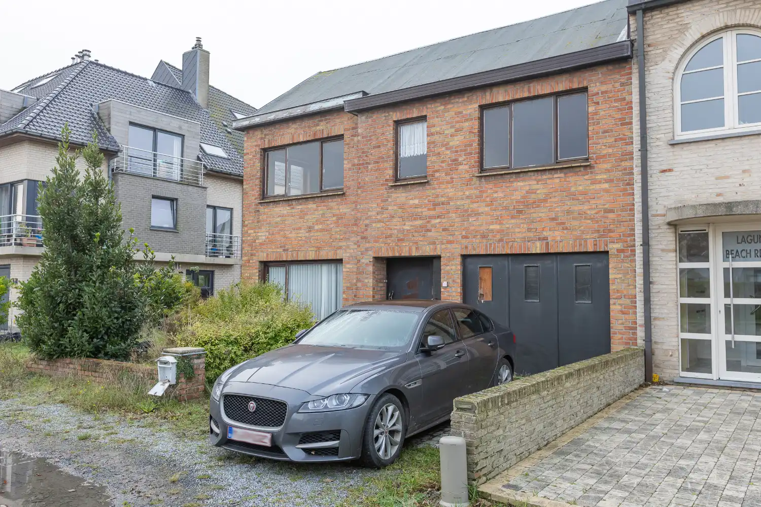 Te renoveren woning op uitstekende locatie foto 2