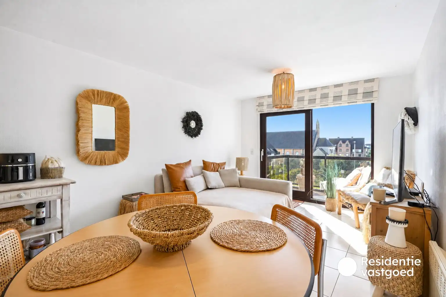 Lichtrijk zongerichte studio met slaaphoek, gelegen op 300m van de zee te Koksijde.  foto 2