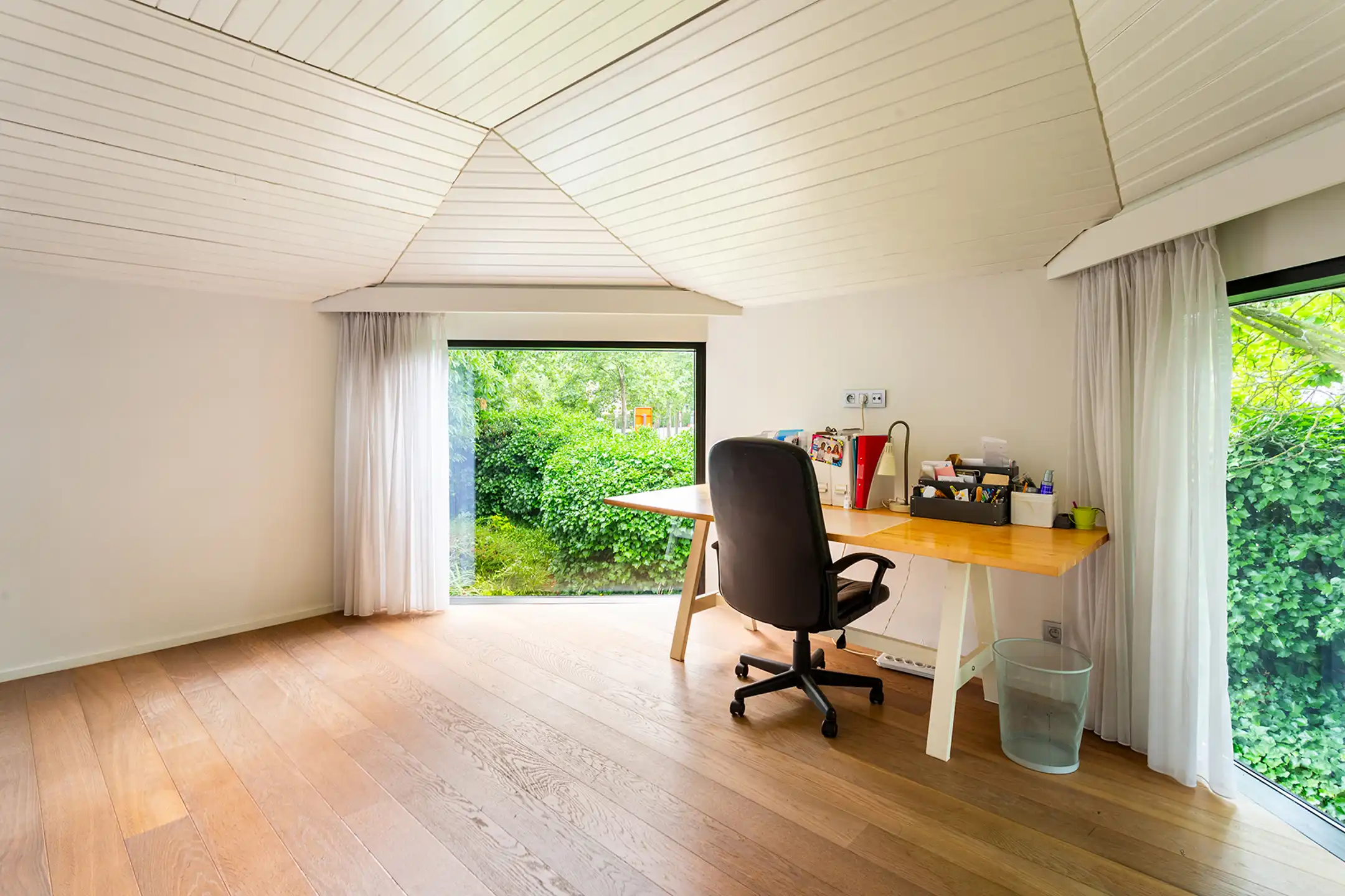 Topgelegen architectenwoning met ruim tuin en binnenzwembad. foto 15