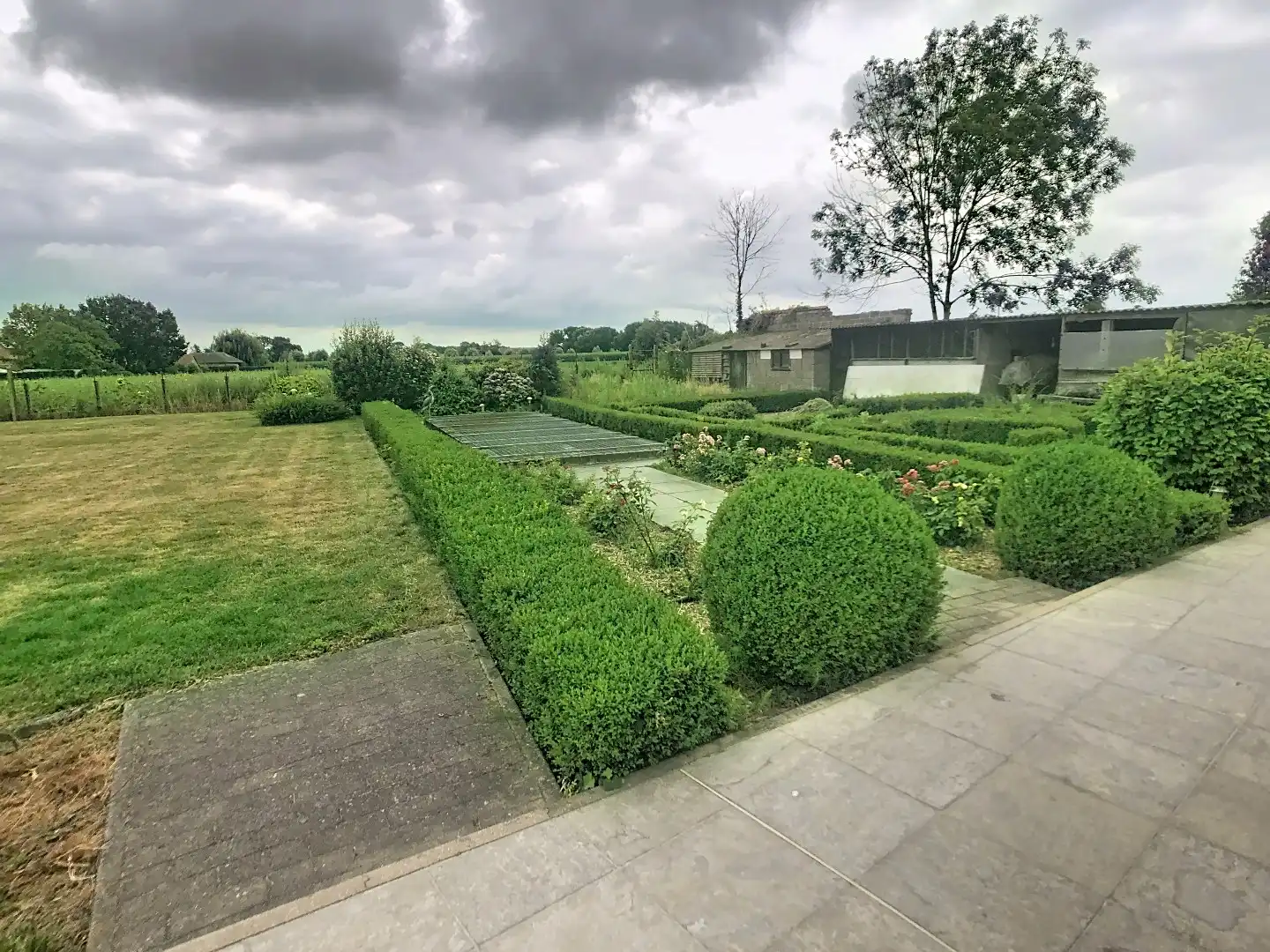 Alleenstaande woning met 3 slaapkamers,  inpandige garage, op 1744m² en zicht op de velden foto 6