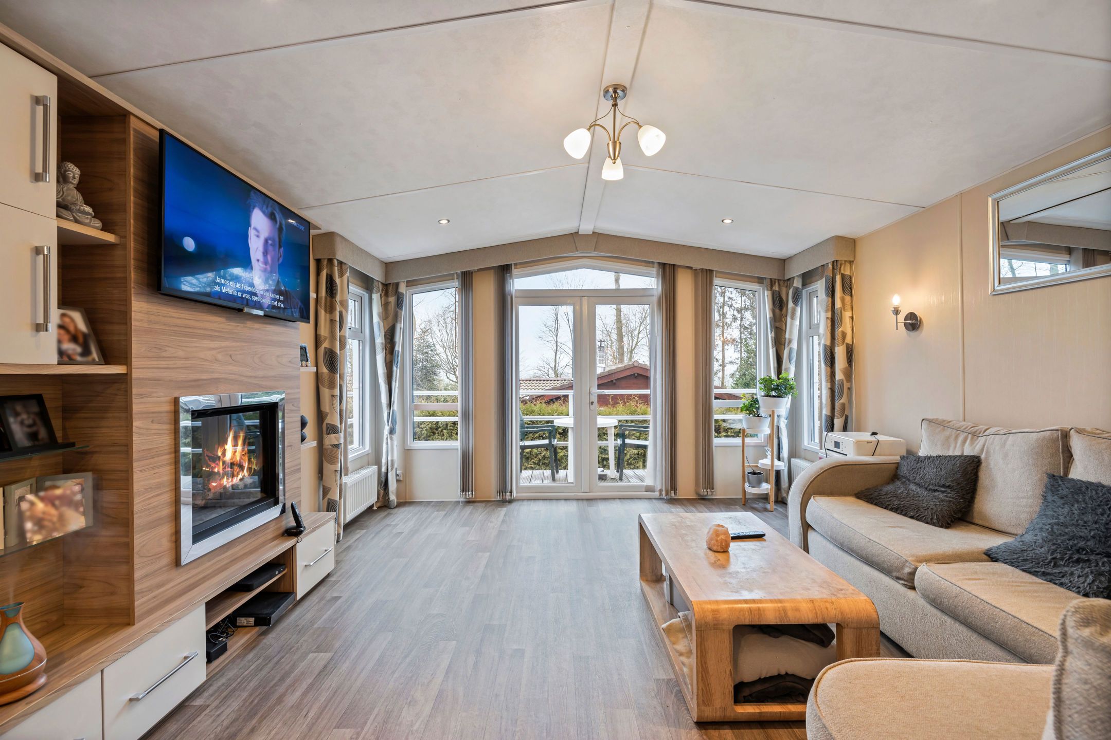 gezellige vaste caravan te midden van de natuur foto 6