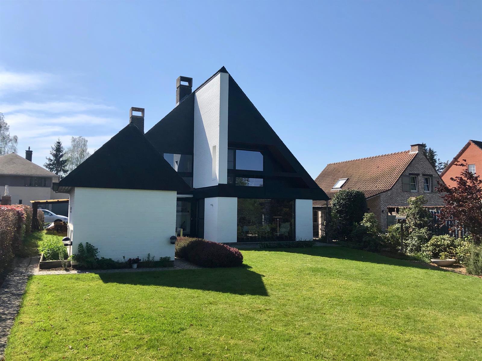 RUIME WONING MET 3 SLAAPKAMERS EN PRACHTIGE TUIN foto {{pictureIndex}}