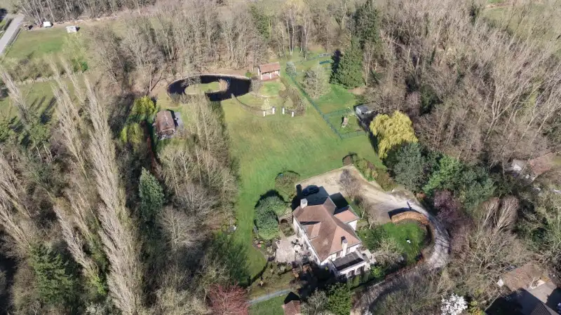 Ruime villa van 336m² op 1 hectare 45 are met vijver foto 35