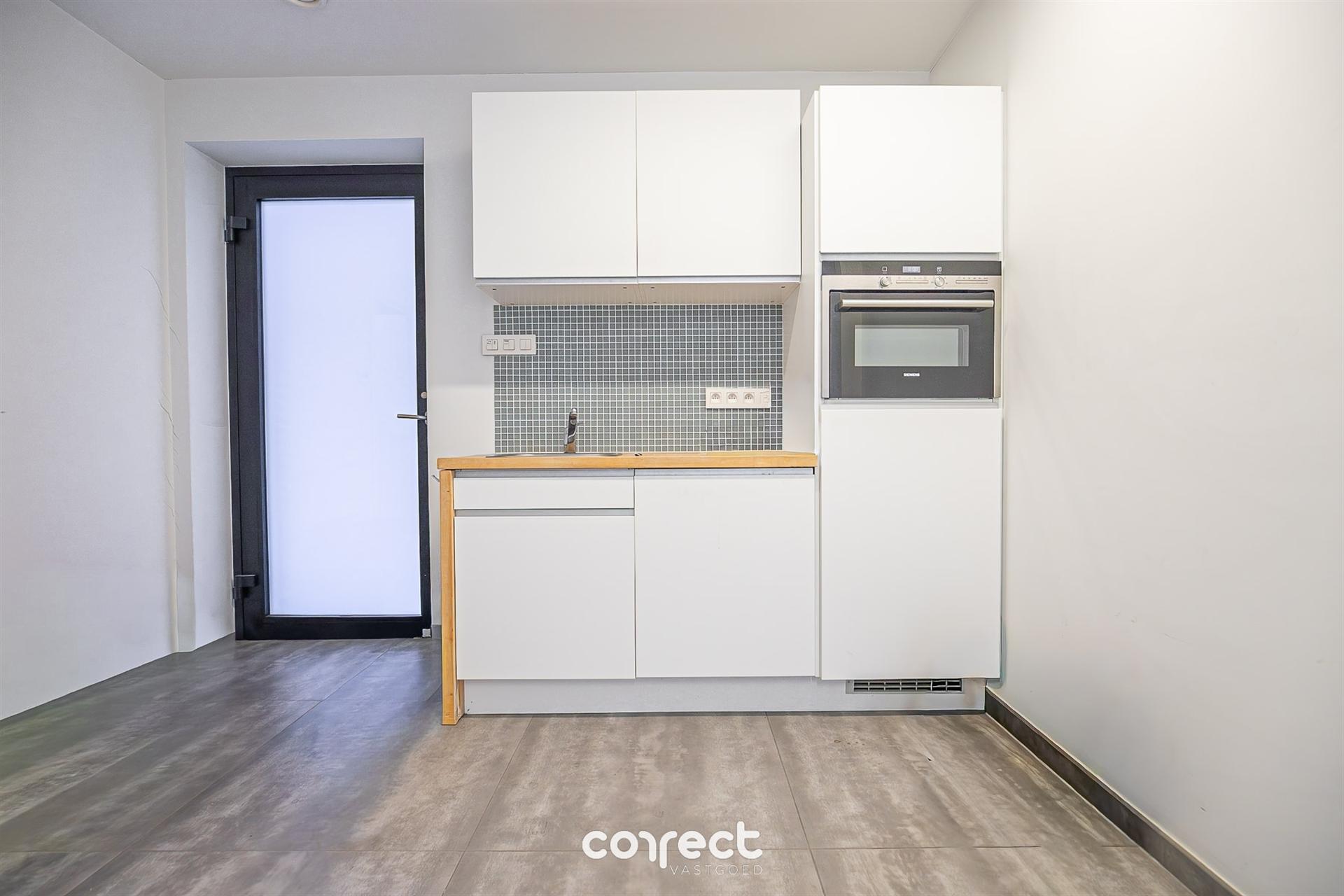 Perfect gelegen kantoor met voorzieningen en etalage. foto 6