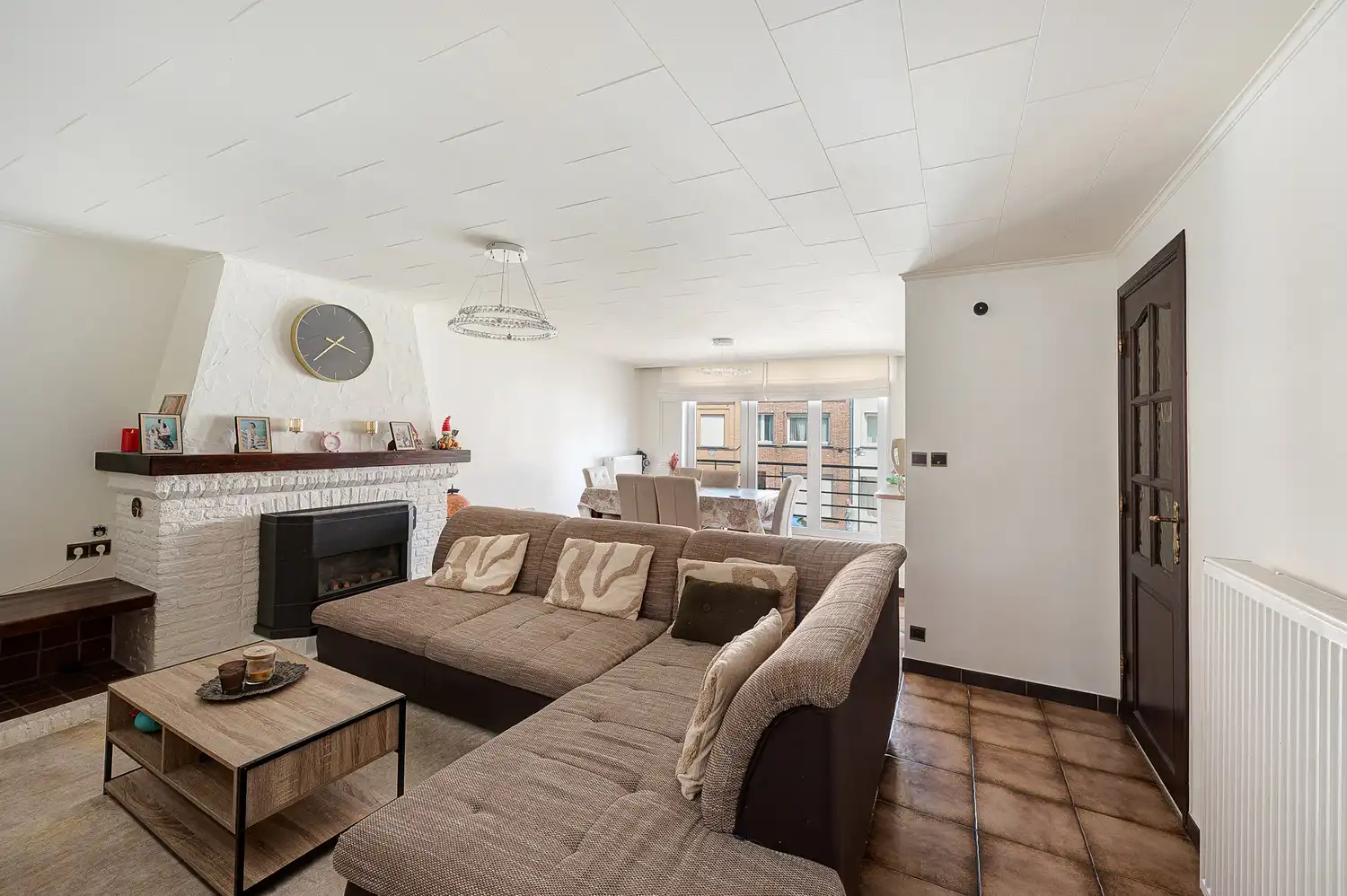 Rustig gelegen bel-etage woning met heel grote garage, oprit en zonnige koer in het centrum van Heist foto 3