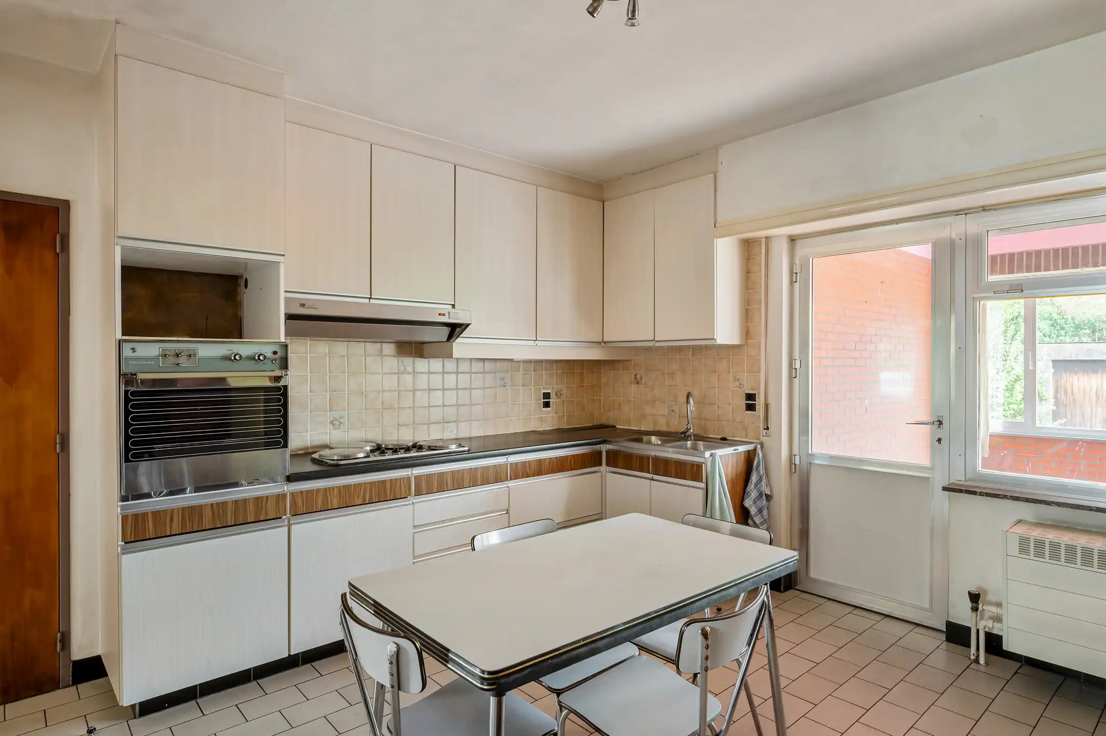 Vrijstaande renovatiewoning met 3 slaapkamers, garage en diepe tuin foto 7