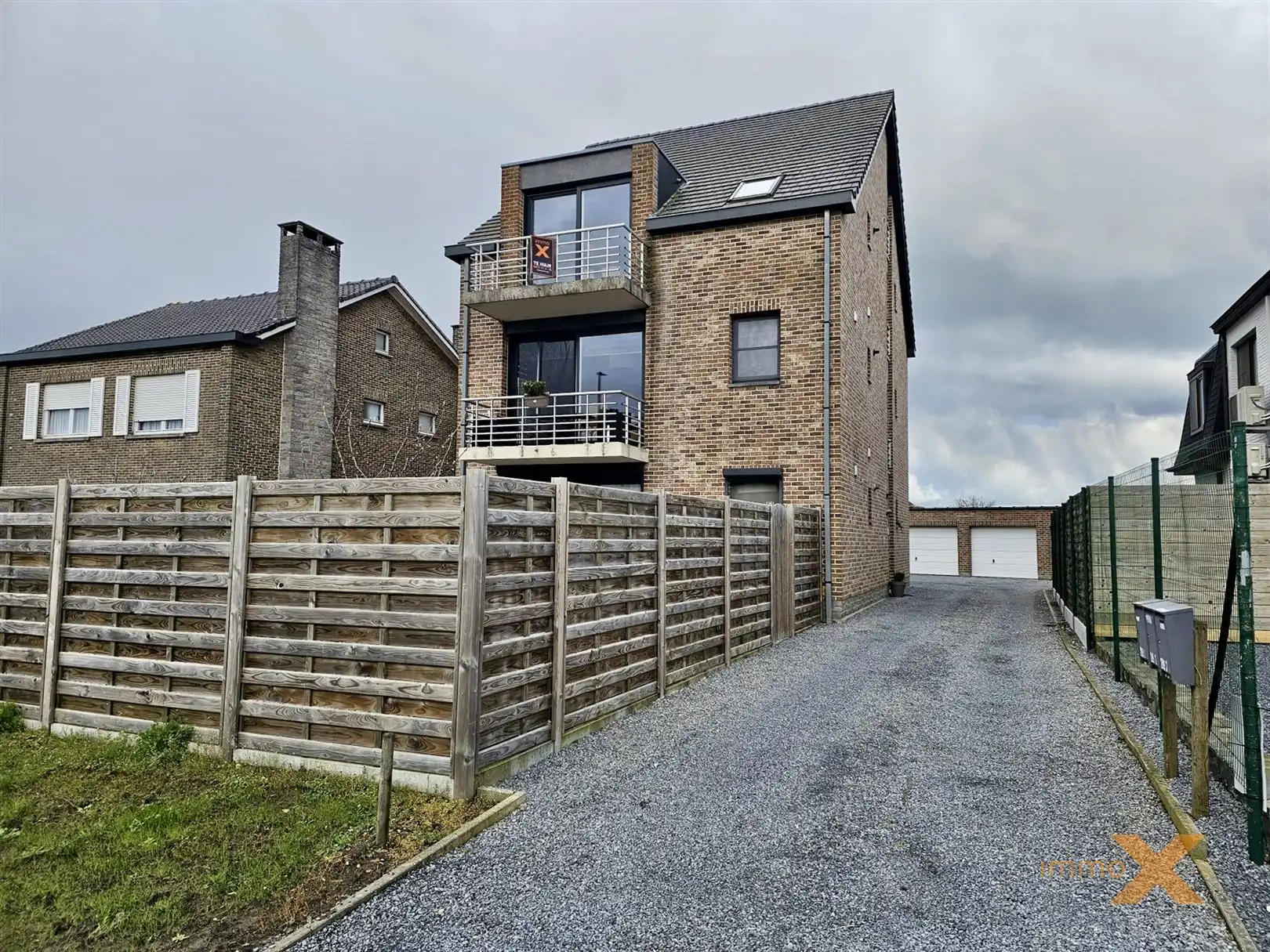 LICHTRIJK APPARTEMENT MET BALKON EN GARAGE foto {{pictureIndex}}