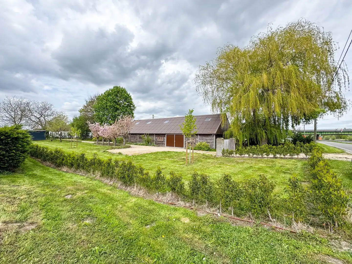 Eigendom met loods, zwembad en multifunctionele bureauruimte op een perceel van ca. 2.700 m² foto 4