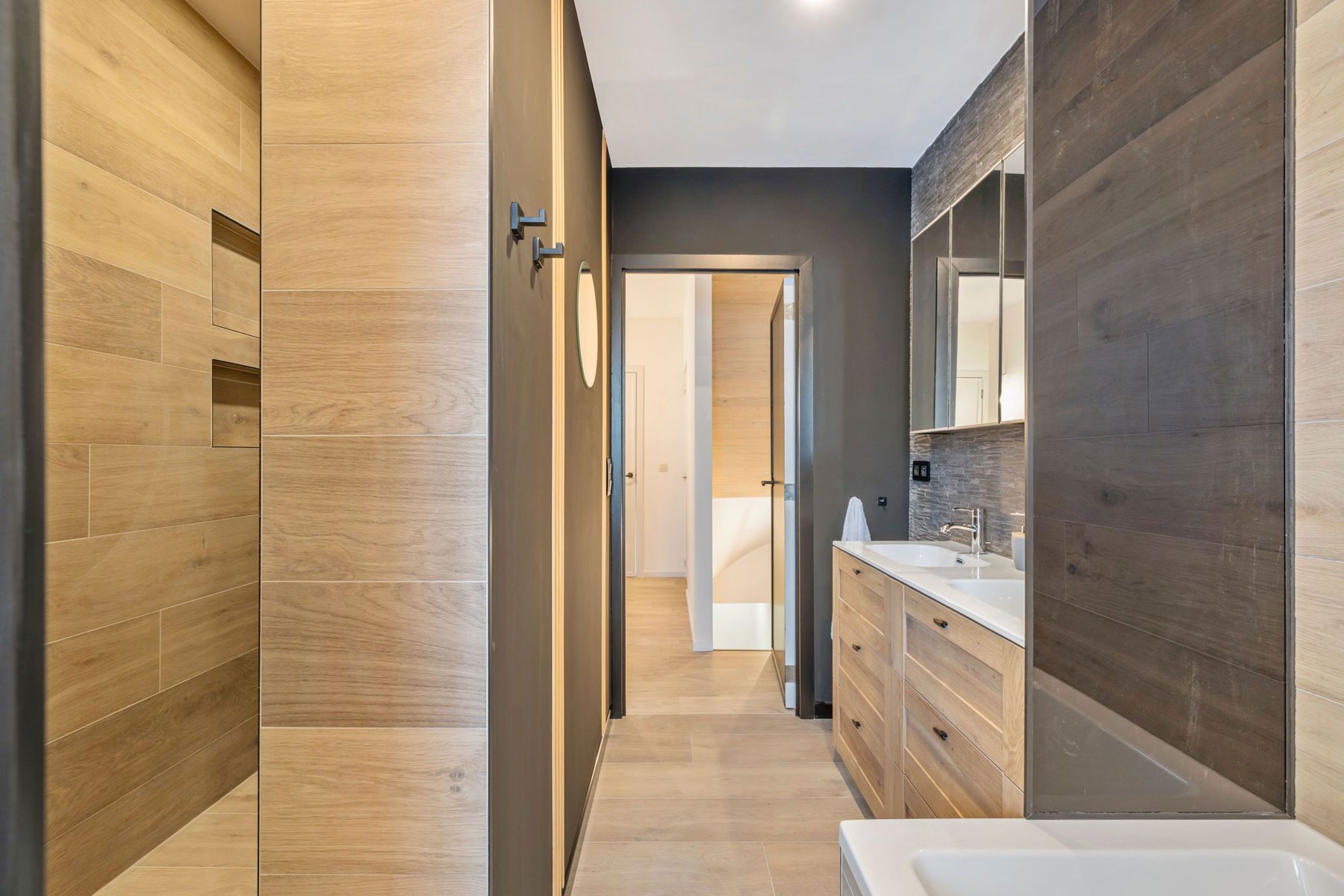 Charmante gerenoveerde woning met ruime garage & magazijn foto 13