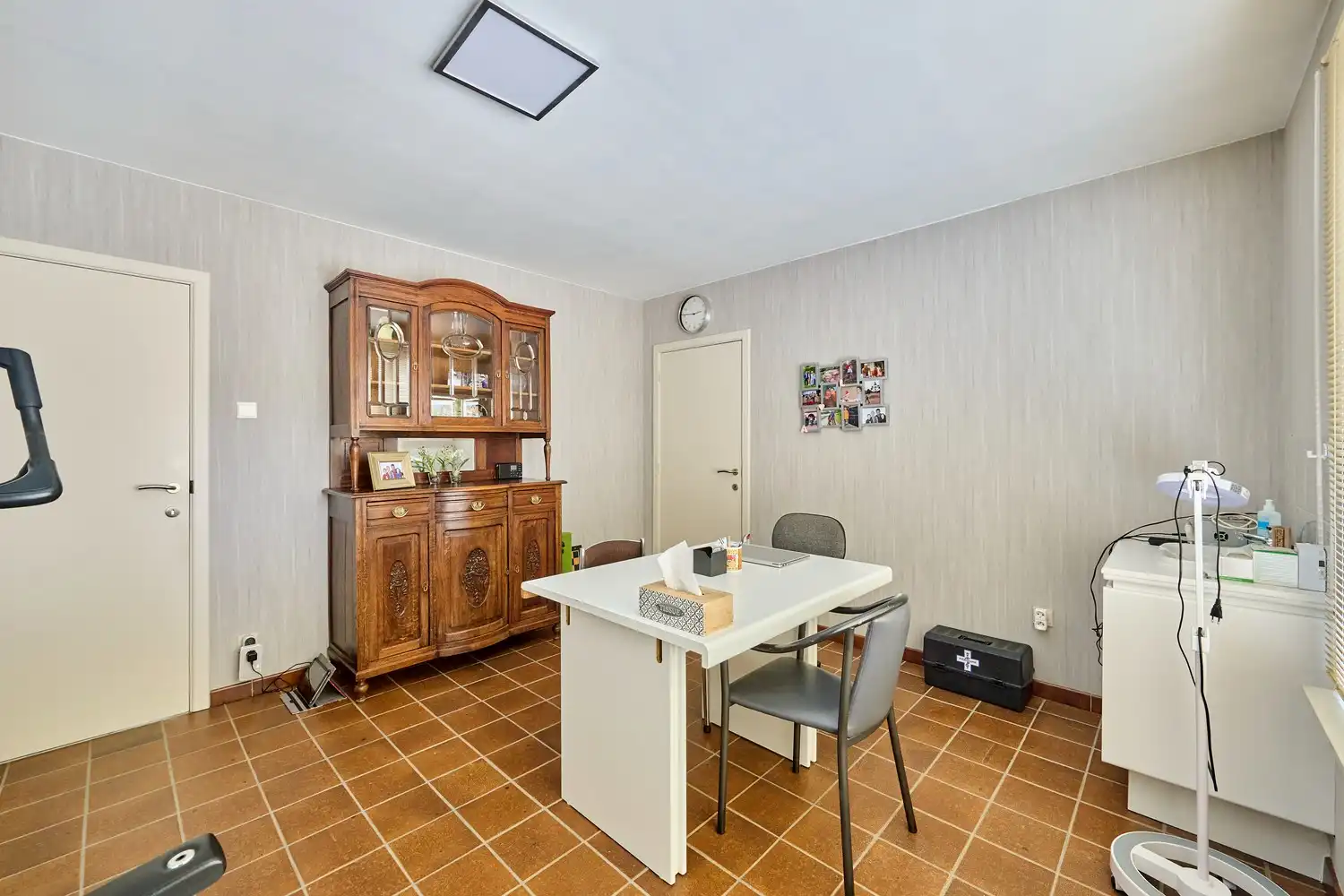 Residentieel en op een uitgestrekt perceel gelegen vernieuwde woning met 3/4 slaapkamers foto 4