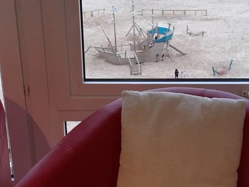 Mooi gerenoveerd 2-slaapkamer-appartement  met zeezicht. foto 7
