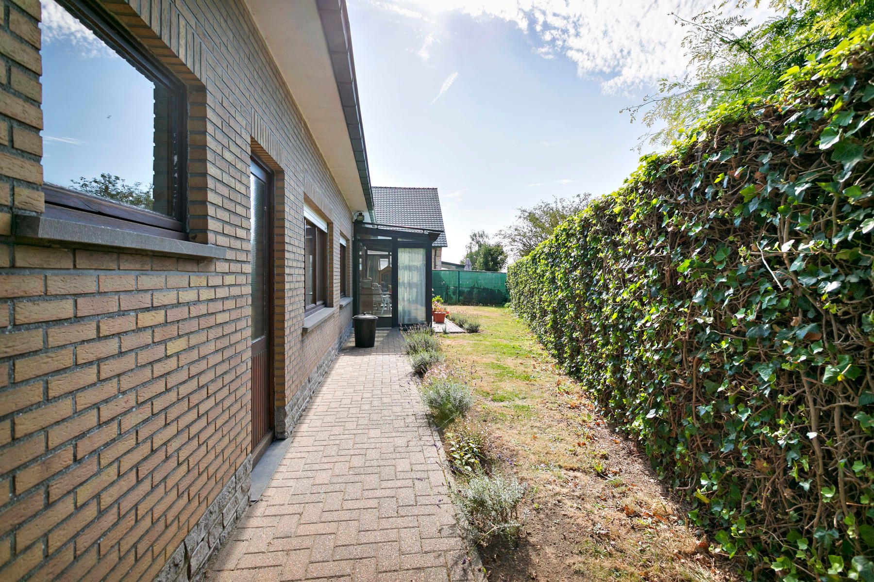 Bungalow met 2 garages, tuin en 3 slaapkamers! foto 28