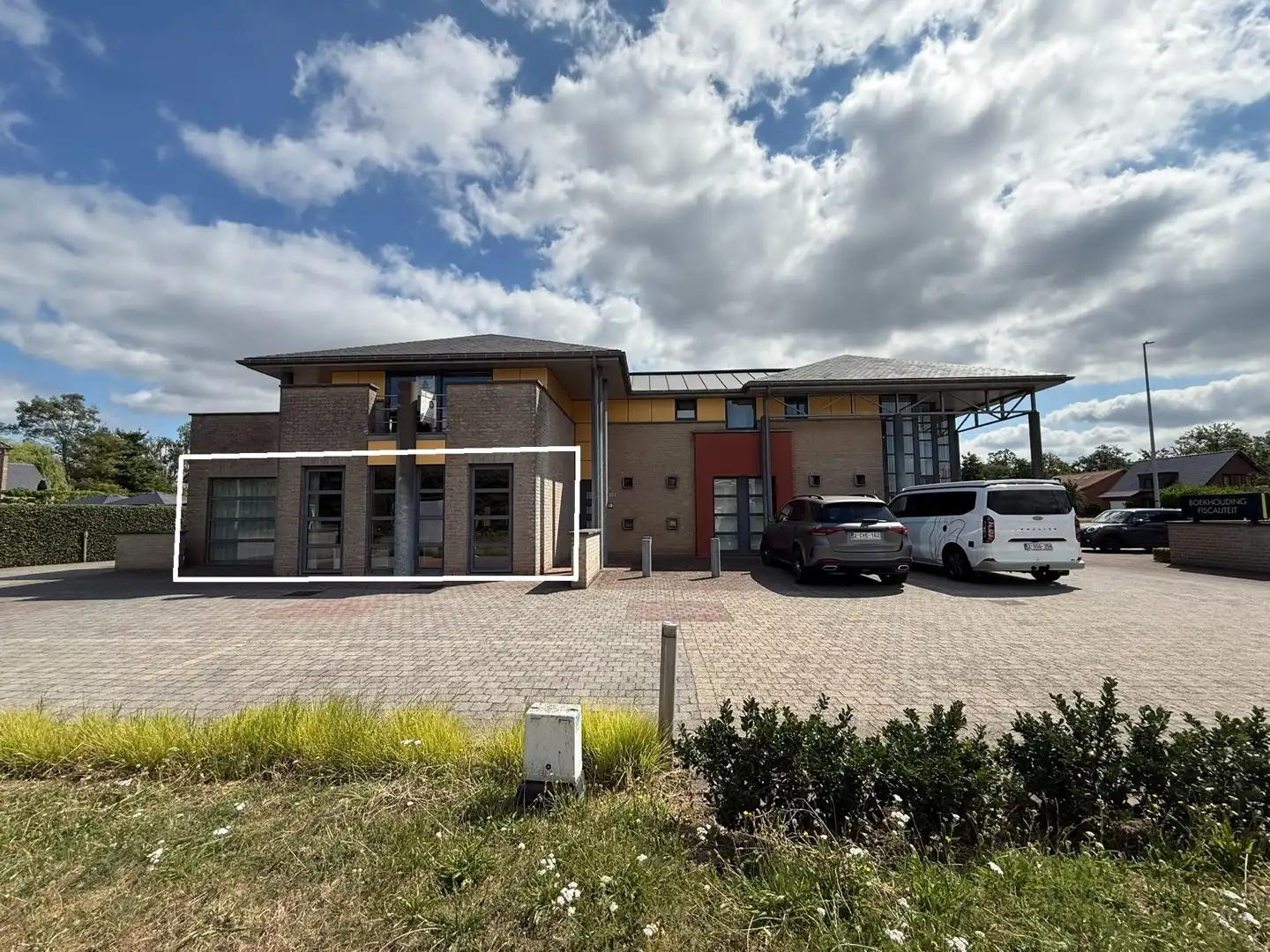 Volledig ingerichte & instapklare kantoorruimte op toplocatie in Achel! foto 2